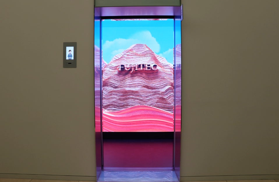 エレベーター等のヒンジ代わりに透明テープを使い作成したグライダー