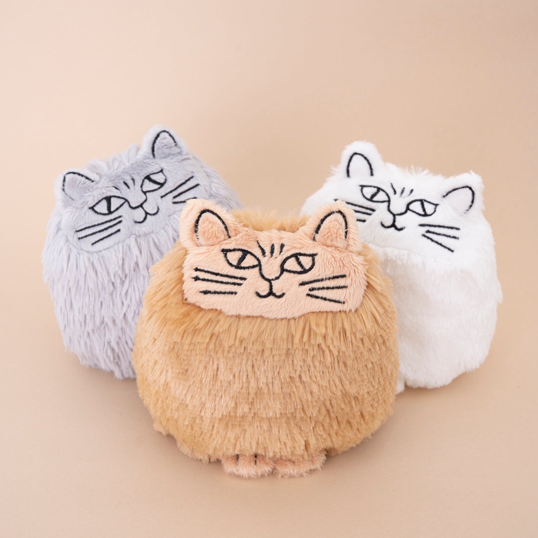 名作がふわふわに！】リサ・ラーソンの“幻の猫”が、ぬいぐるみになって