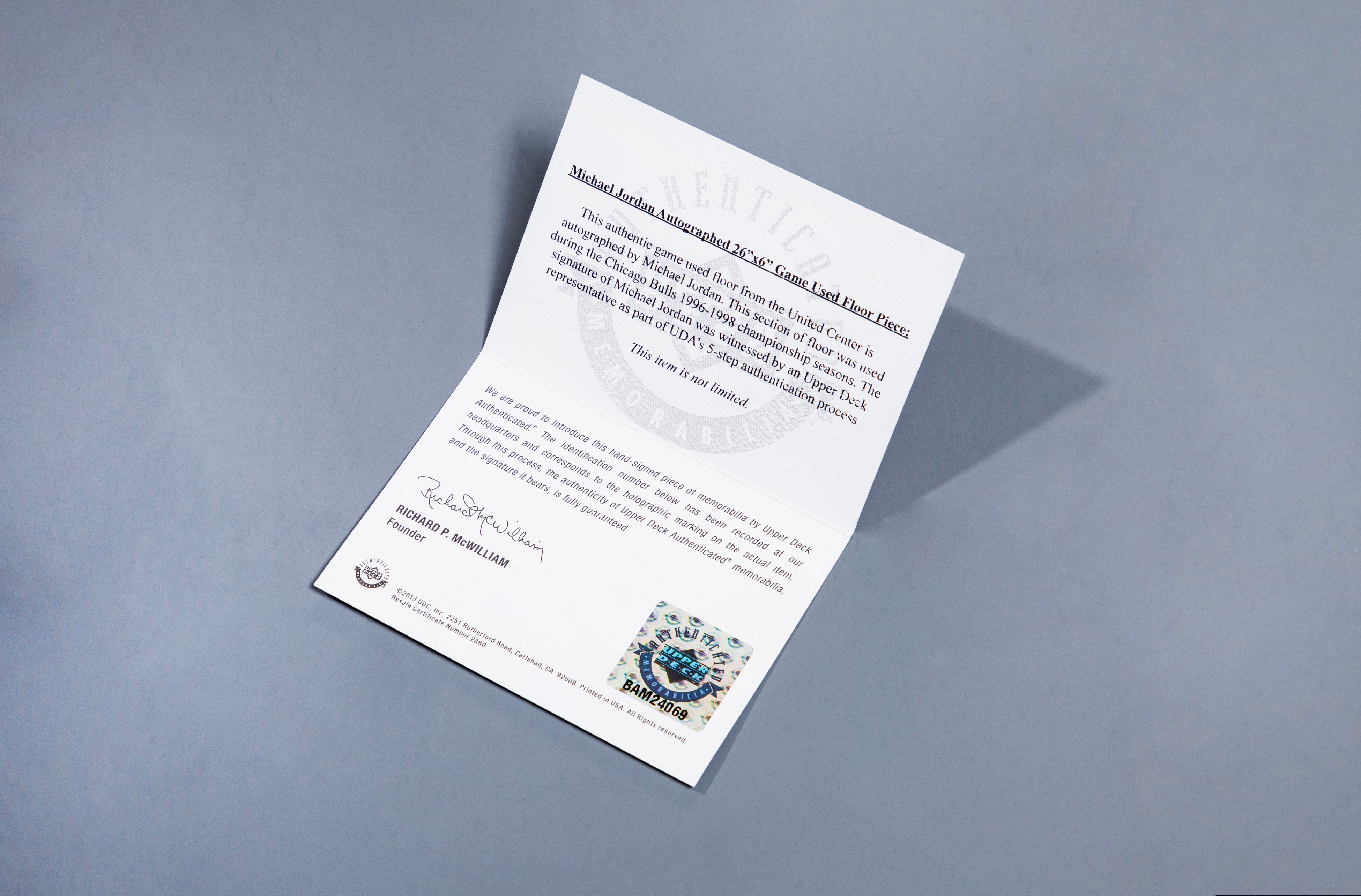 マイケル・ジョーダン直筆サイン入り実使用フロアピースメモラビリアが