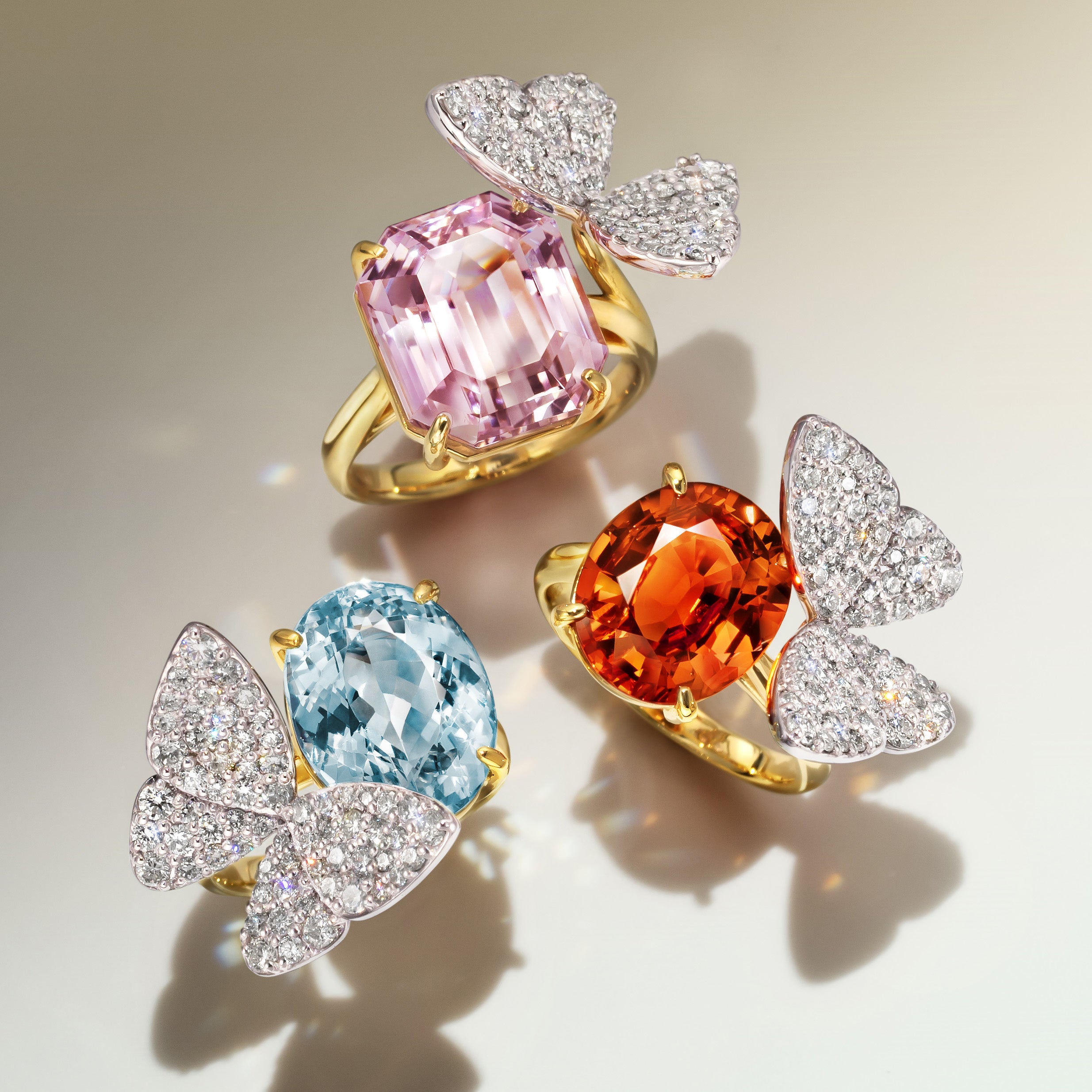 カラーストーンジュエリーのビズー、指先に一羽の蝶が降り立つ姿を