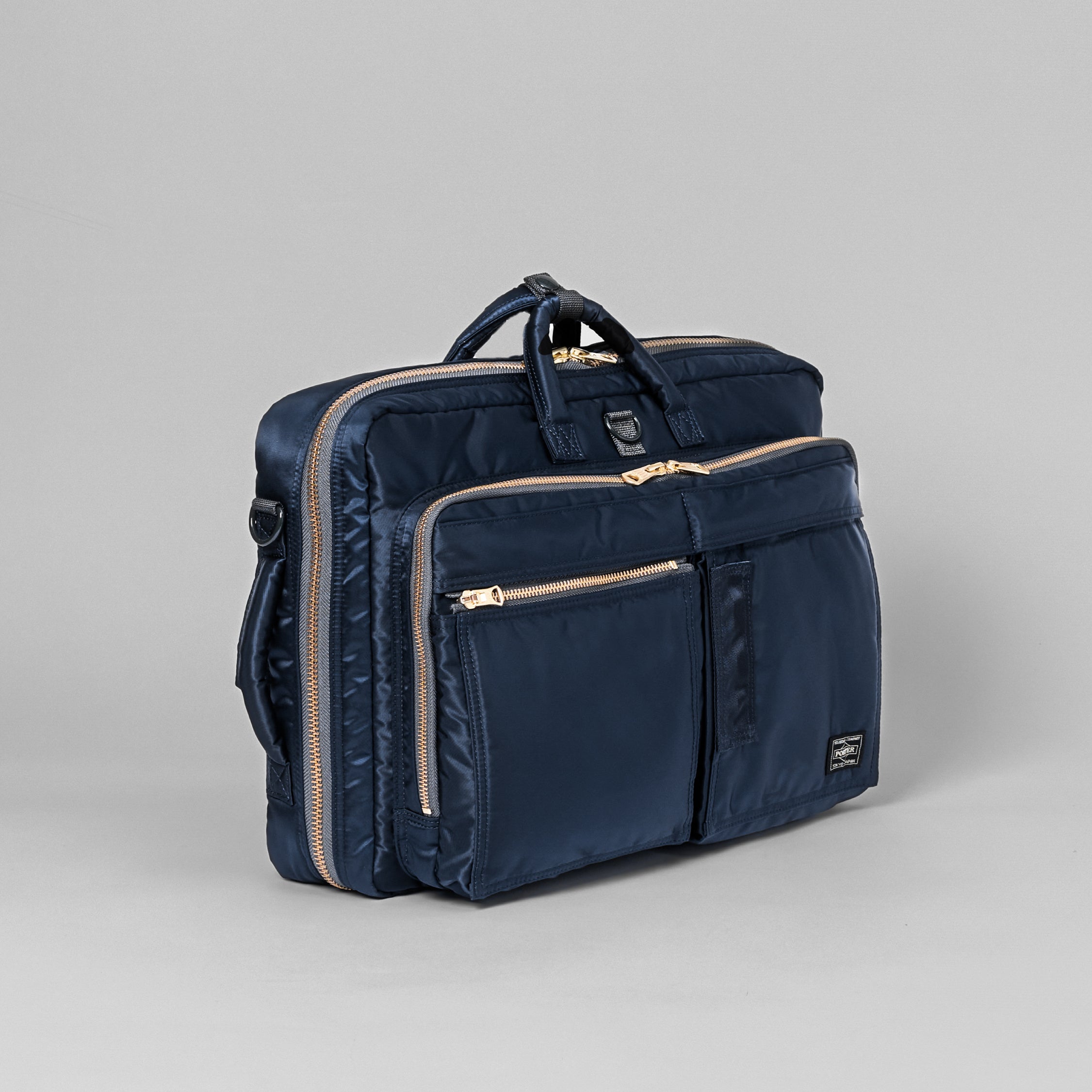 PORTERの代名詞である「TANKER」をベースに、特別な配色や高い機能性と