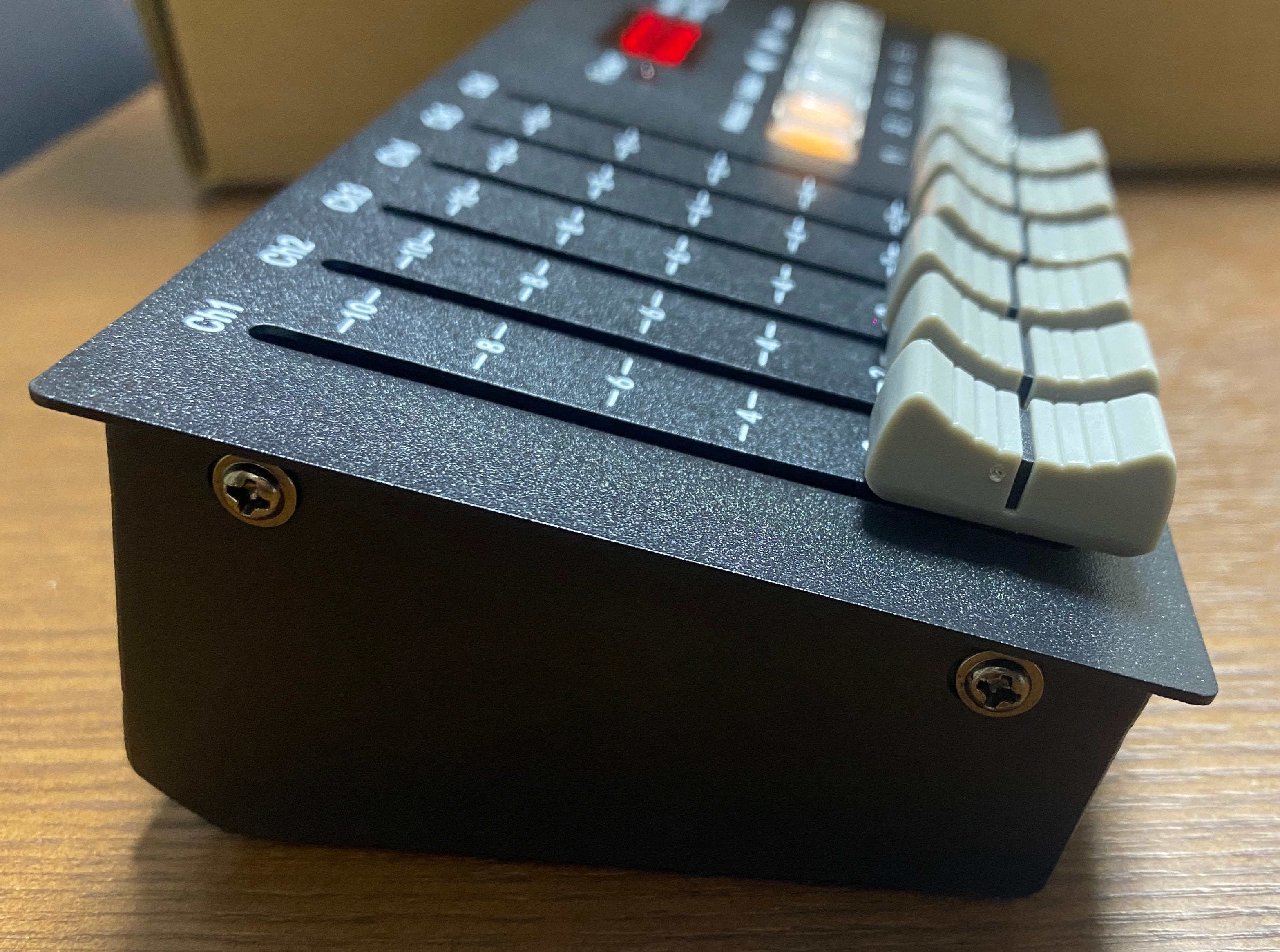 新製品 バッテリー内蔵・6Ch DMX コントローラー【 Venus DMX ミニ