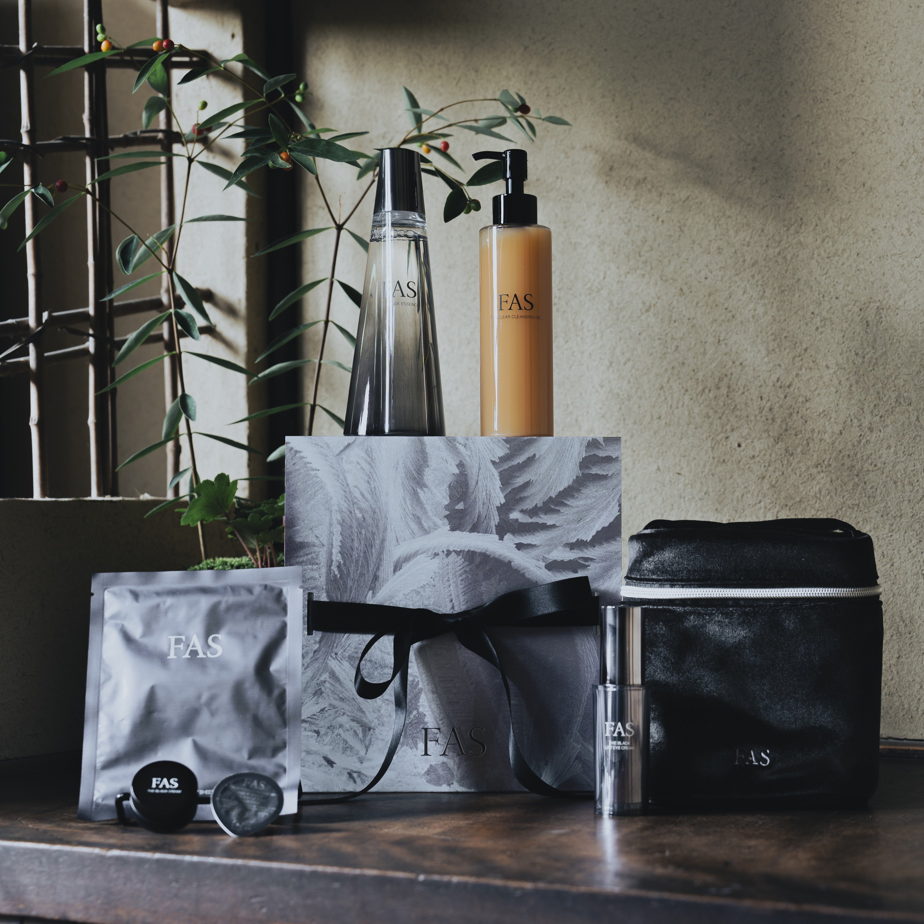 FAS ザ ブラック リフト アイ クリーム」が美容雑誌3誌での1位を含む