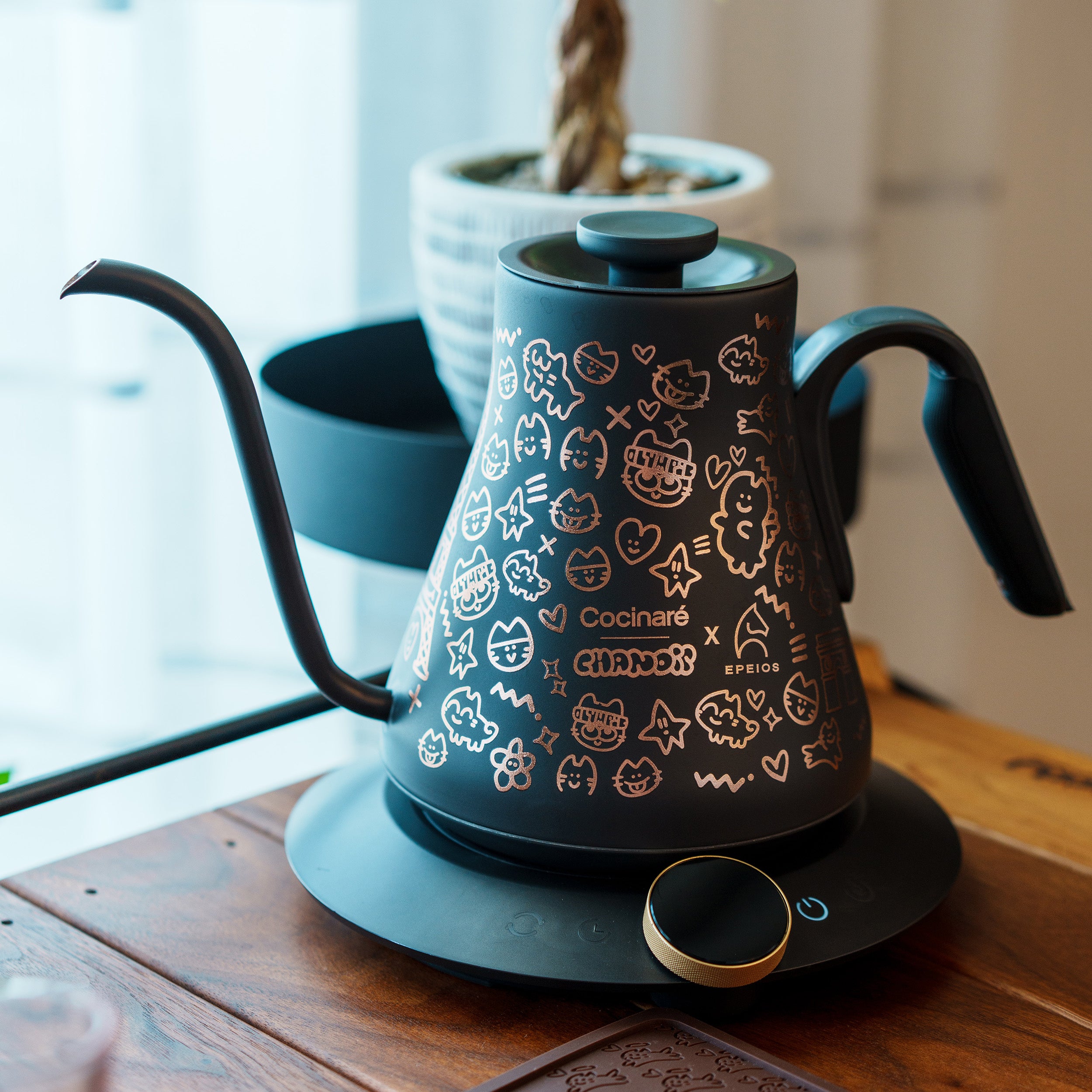 国際コーヒーの日に、アートな限定コラボケトルが登場／ 現代アート