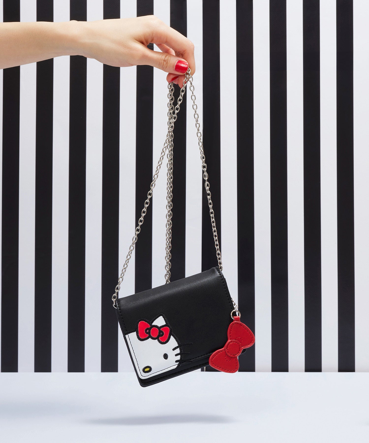 バッグブランド「EFOLE」から、ハローキティ50周年を記念したコラボ