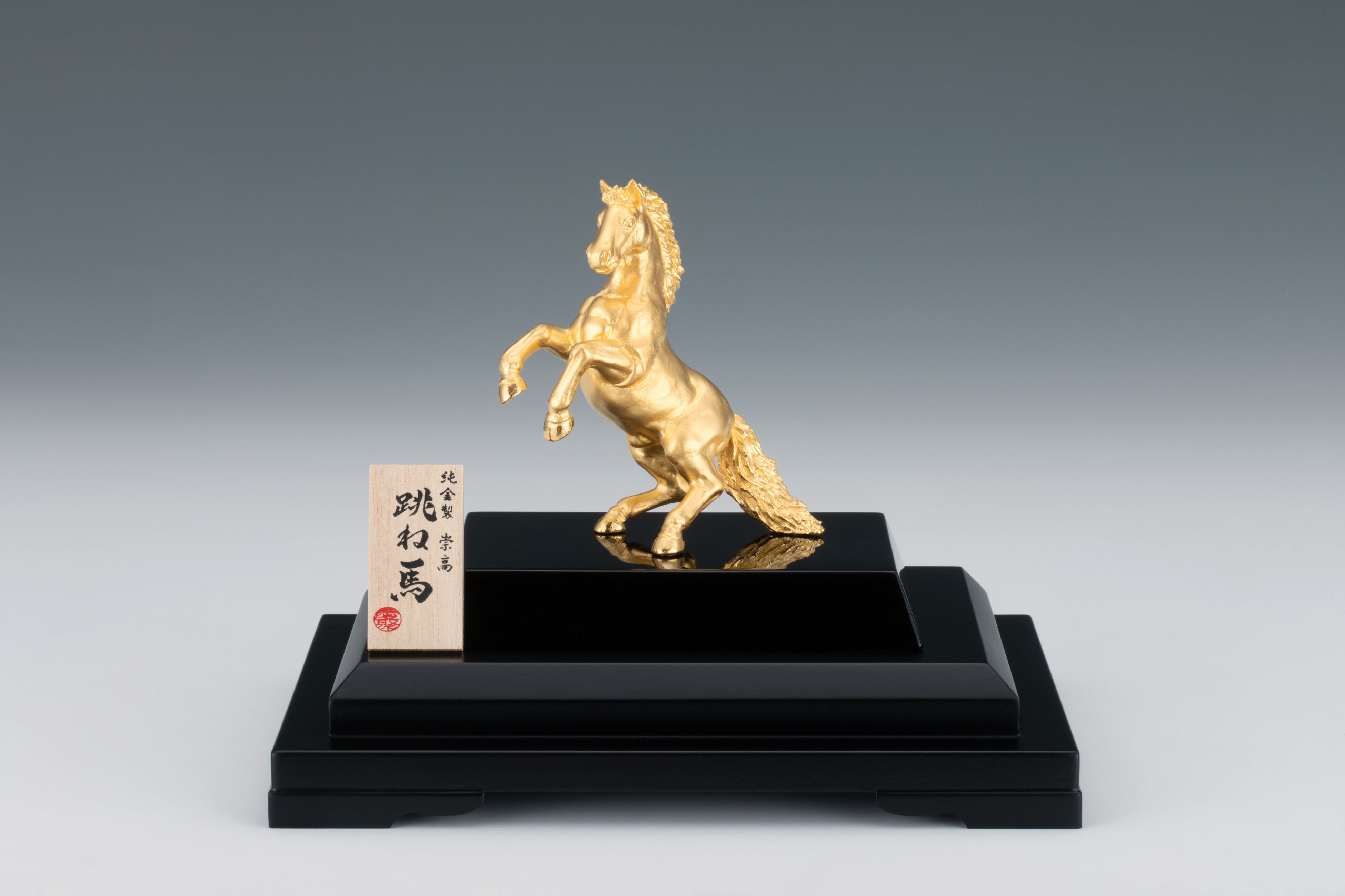 大谷翔平選手の等身大の黄金ピッチャー像が初お披露目 金箔1,450枚使用