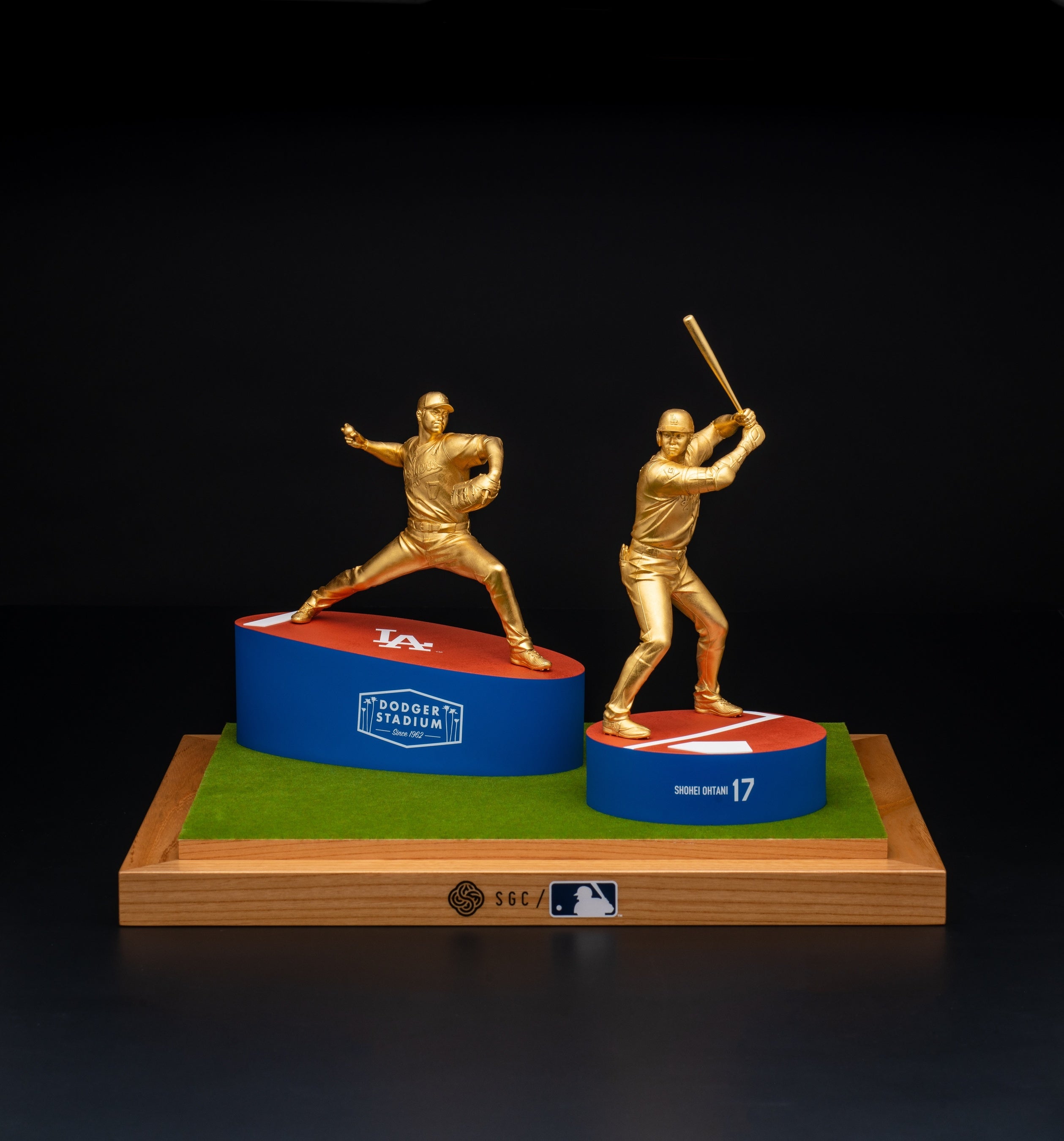 大谷翔平選手の等身大黄金像 二刀流が揃って関西で初展示 二体あわせた