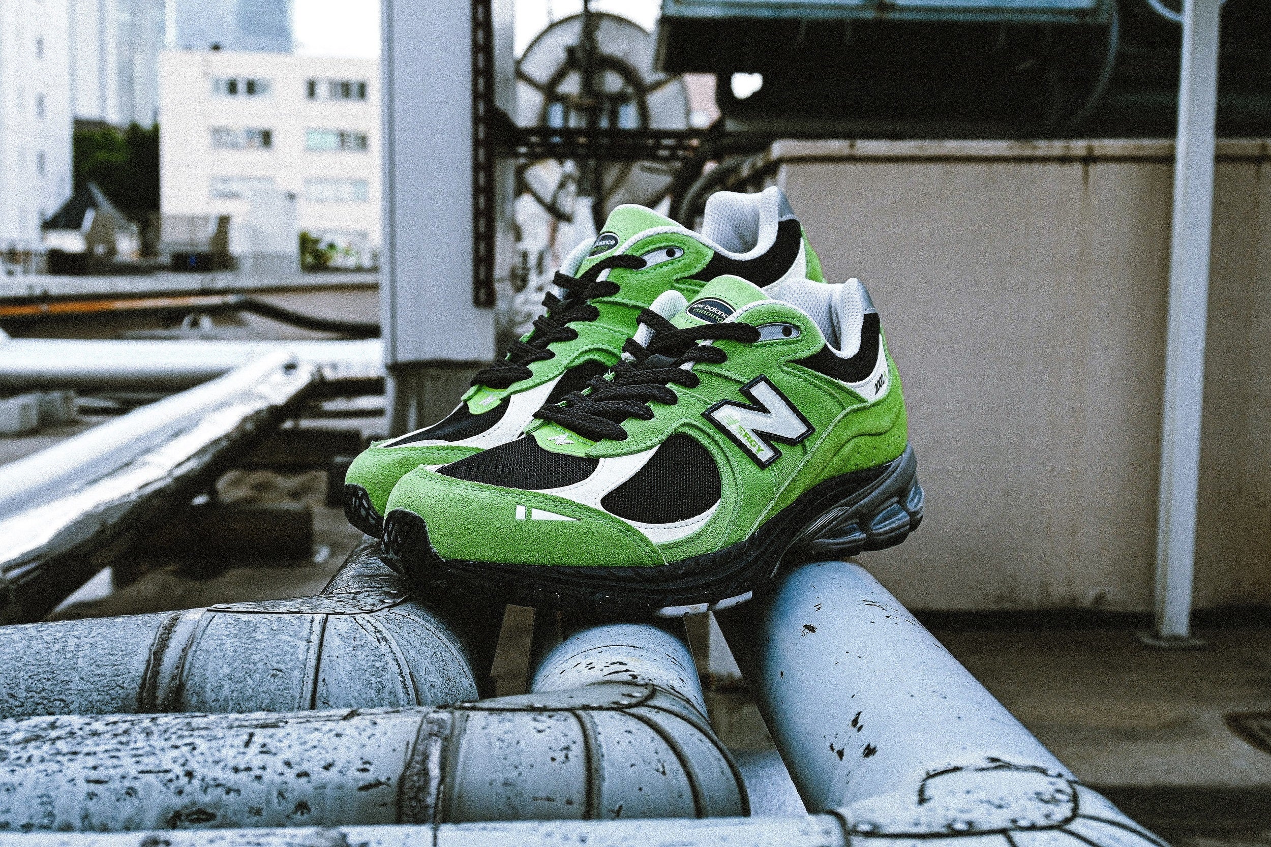 New Balance人気の「M2002R」シリーズからエッジの効いた鮮やかな
