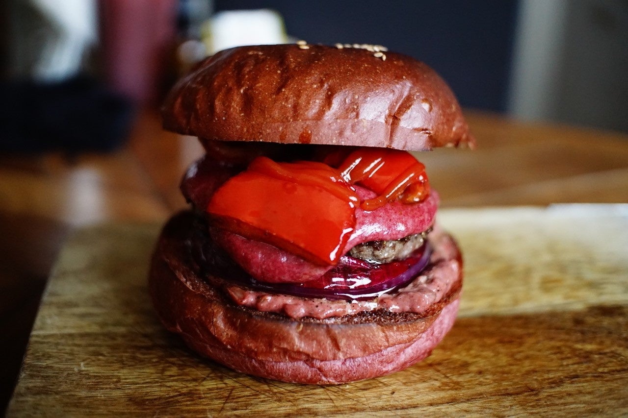 行列必須！あの “真っ赤なハンバーガー” 再び ビーフパティ、バンズ