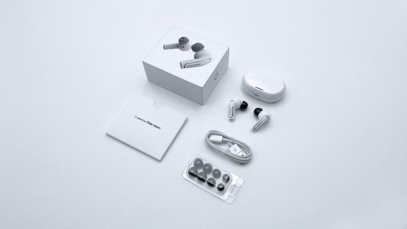 聞こえづらさを解消するスマート集音器『オリーブスマートイヤープラス