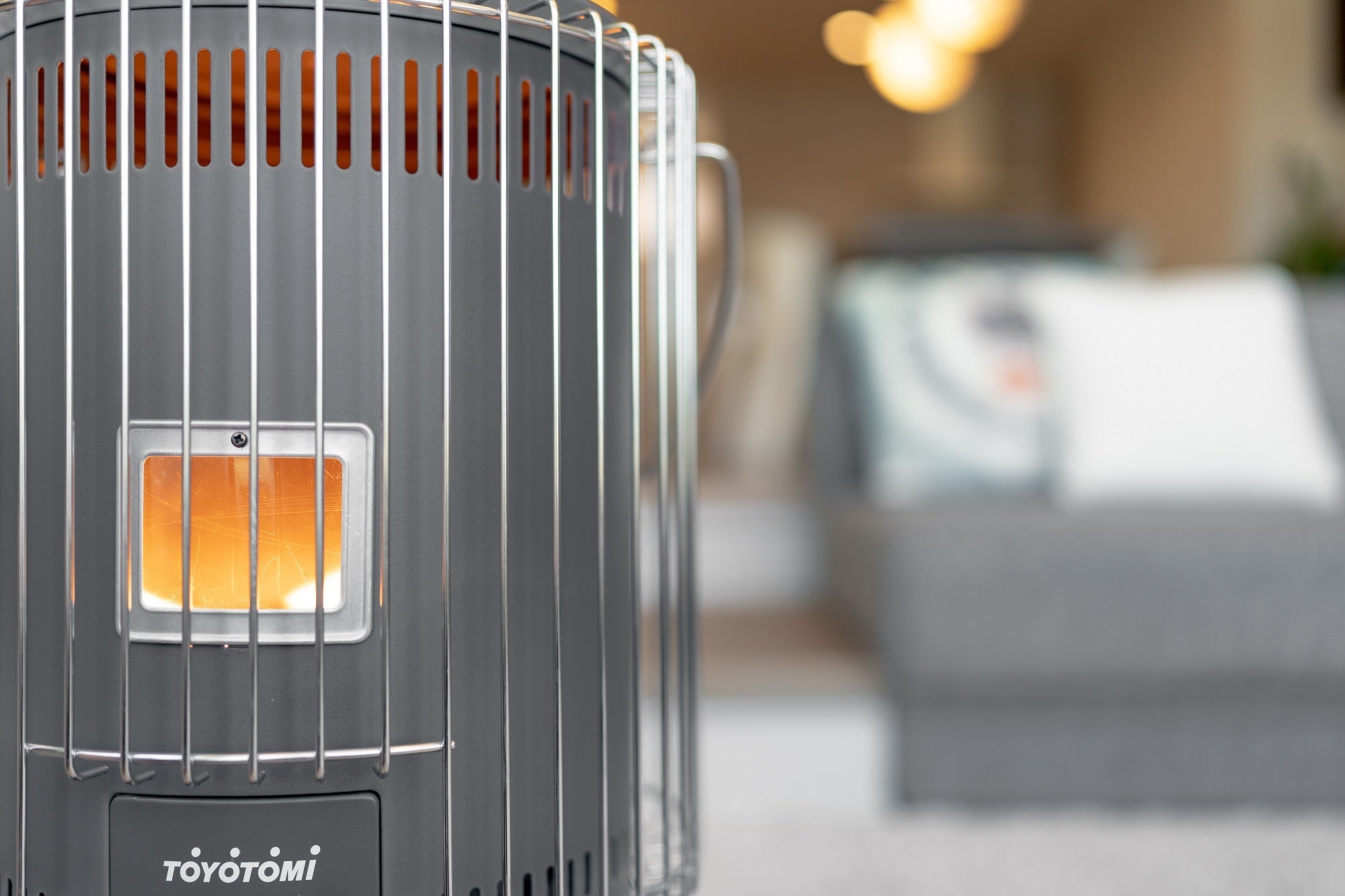 石油ストーブメーカーのトヨトミが、高火力のラウンドストーブ「KS-67H