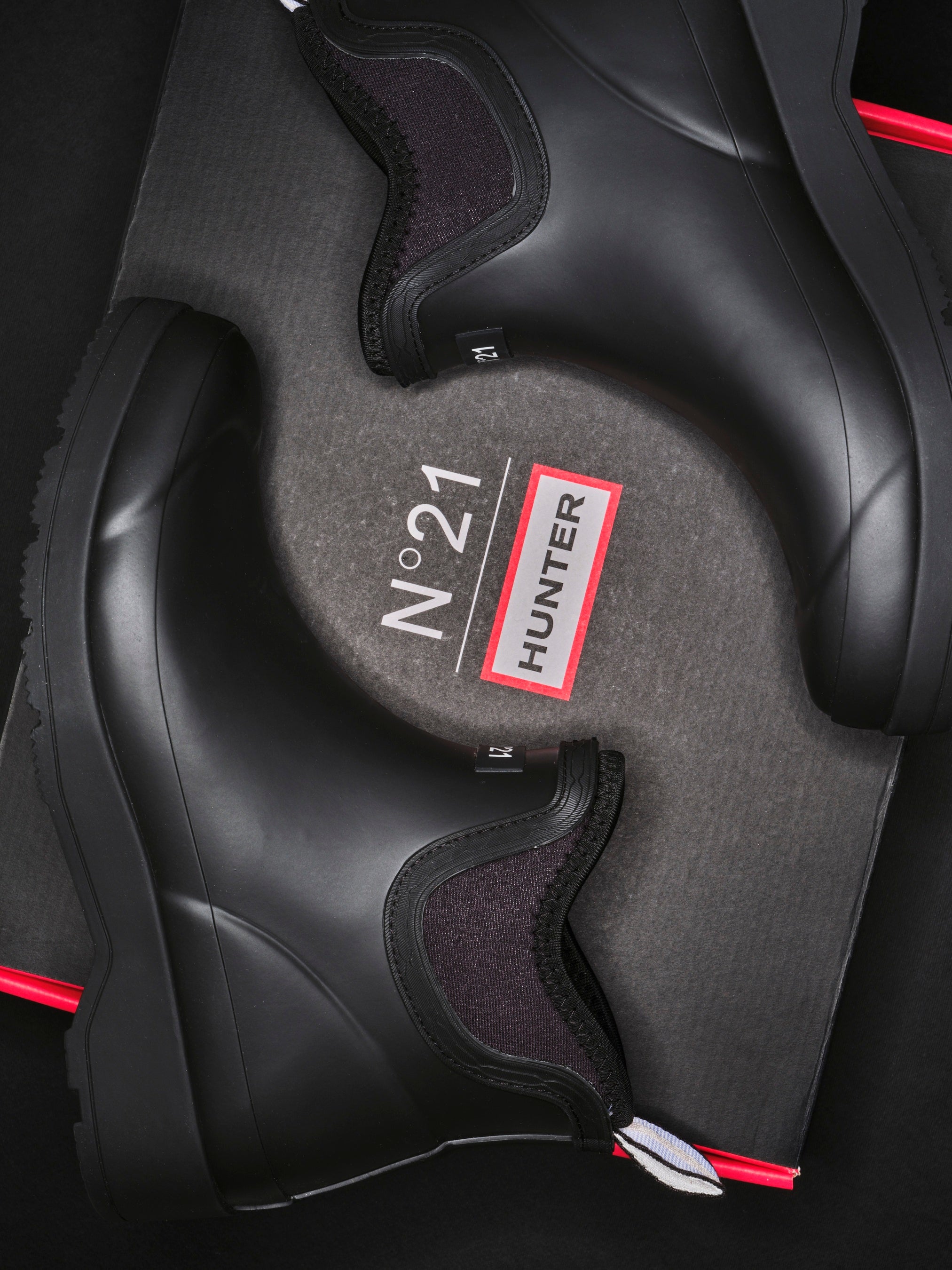 N21】N21xHUNTER 初のコラボレーションによるレインブーツが登場