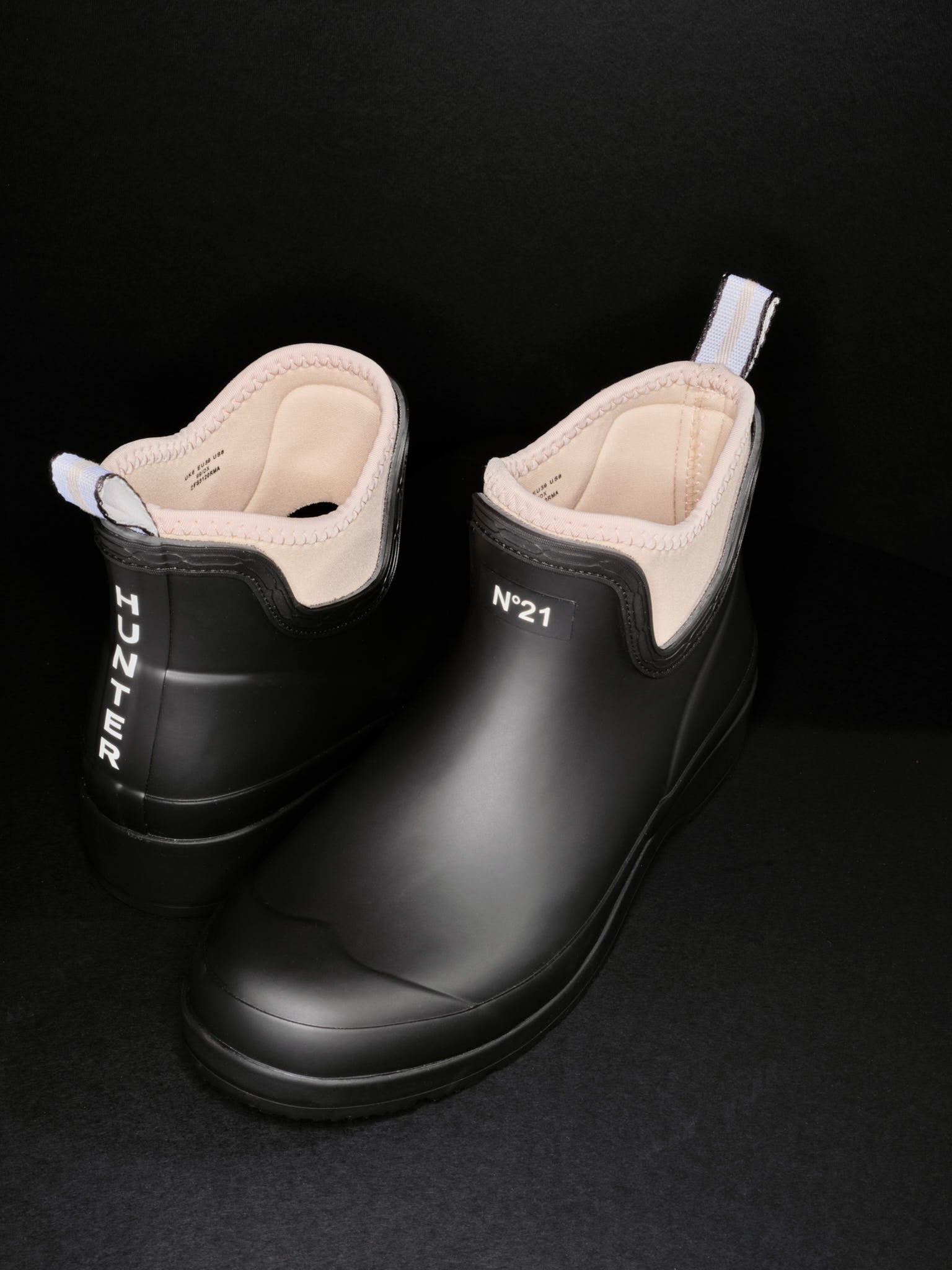 N21】N21xHUNTER 初のコラボレーションによるレインブーツが登場