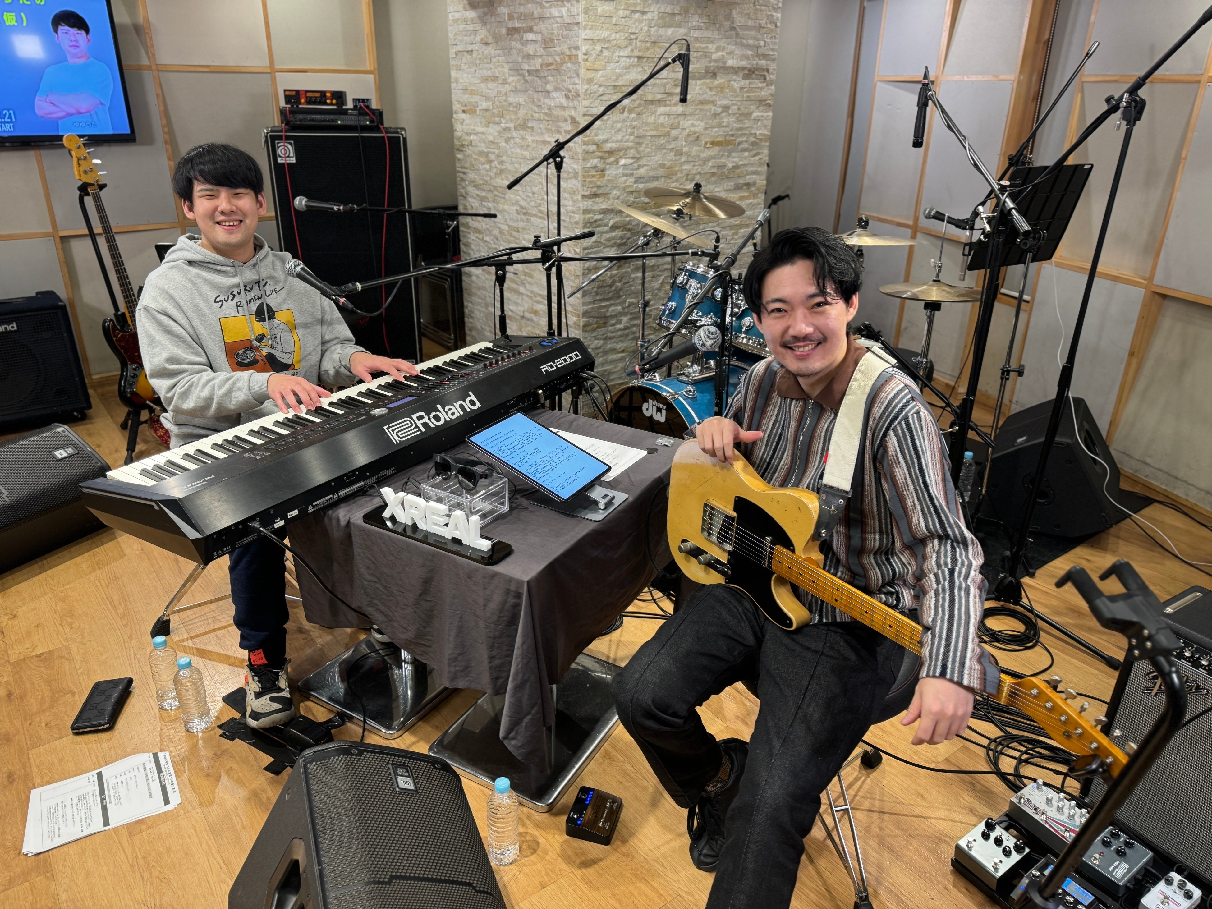 Awesome City Club」のボーカル・ギター「atagi」 とピアニスト