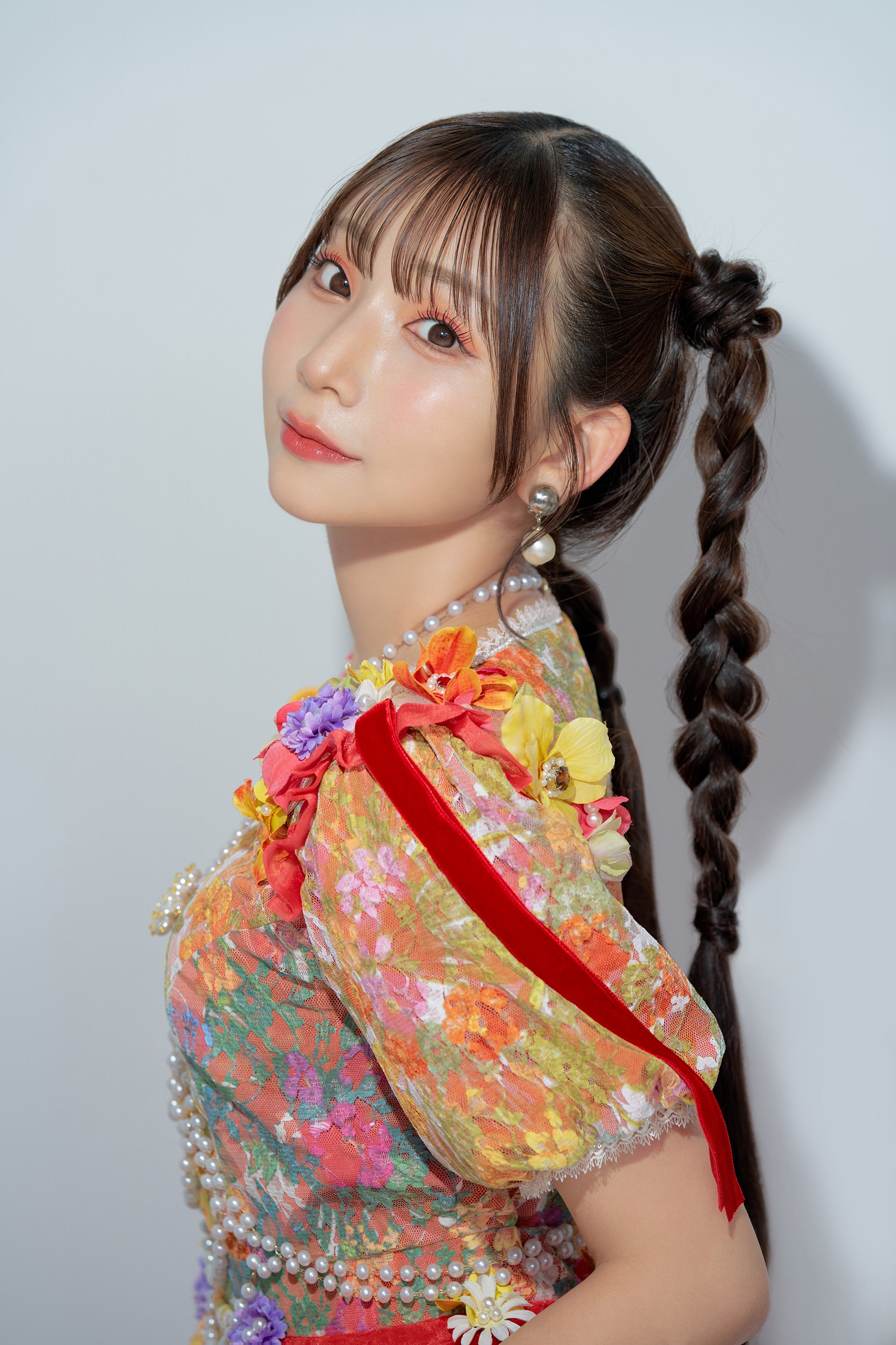 令和の歌まねヒロイン”よよよちゃん、初のフォトブック『#よよよ