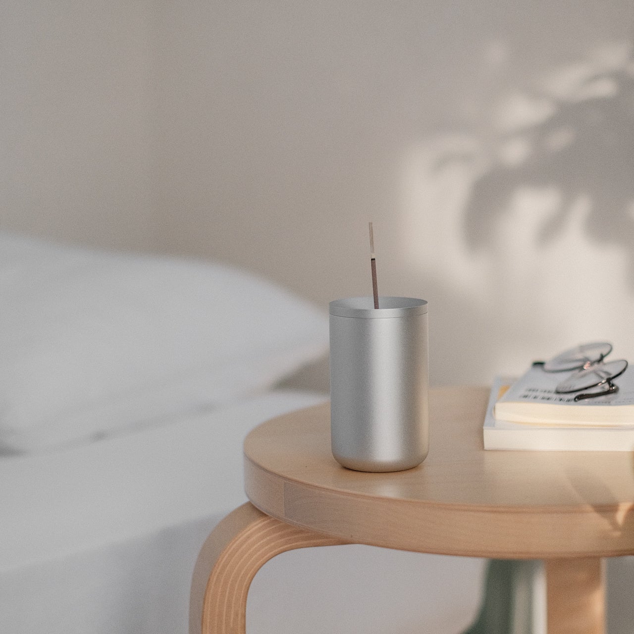 発売開始後に即完売。最小限の収納がついた持ち運べるお香立て