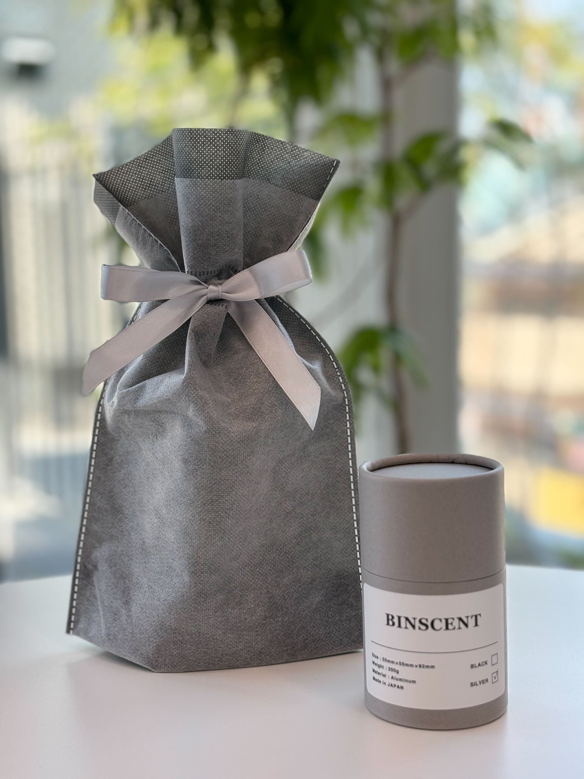 発売開始後に即完売。最小限の収納がついた持ち運べるお香立て