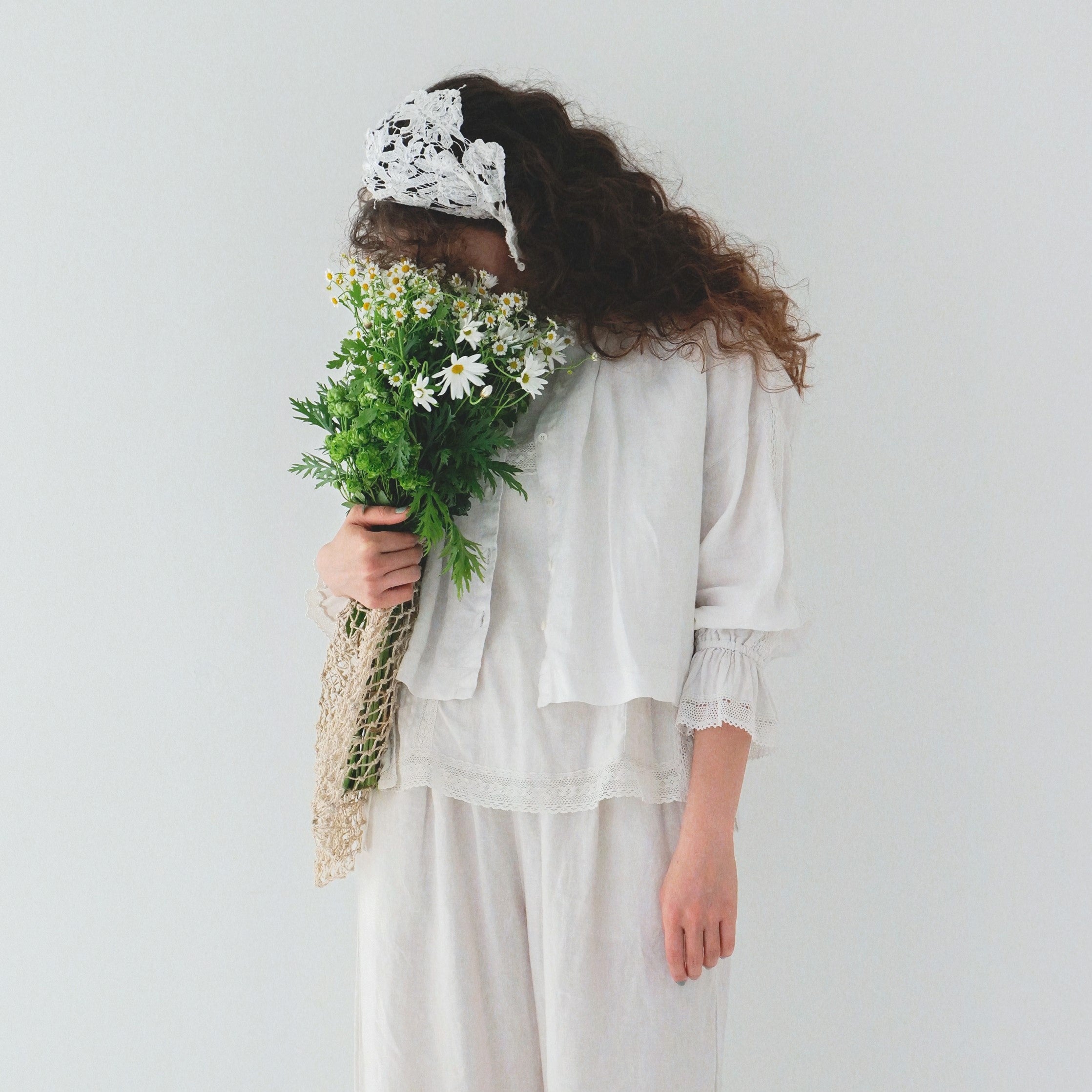 春に着たい軽やかなレースアイテム。繊細なコットンレースをあしらった