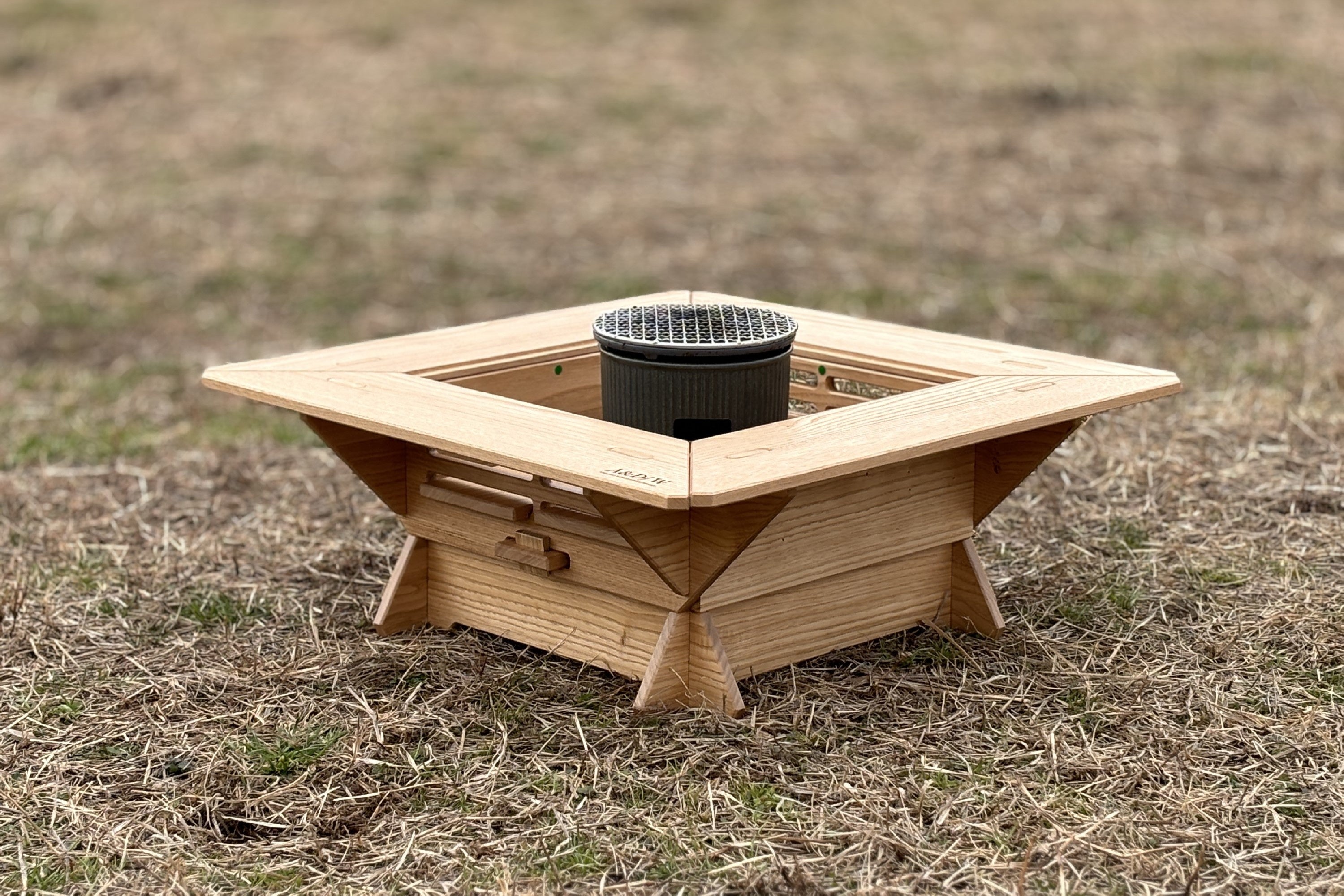 簡単に組立可能な「七輪囲炉裏」を製造するA&D/Wから、新たにミニ