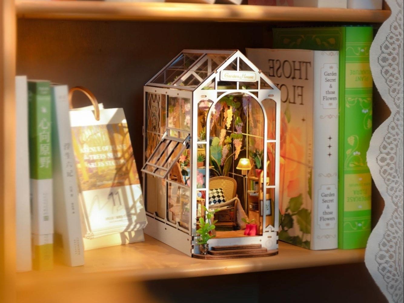 本棚の奥に広がるミニチュアの世界！DIYキット「つくるんです®」ブック
