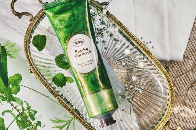 軽やかな足取りで、輝く季節のおでかけを。フットケアラインが新登場