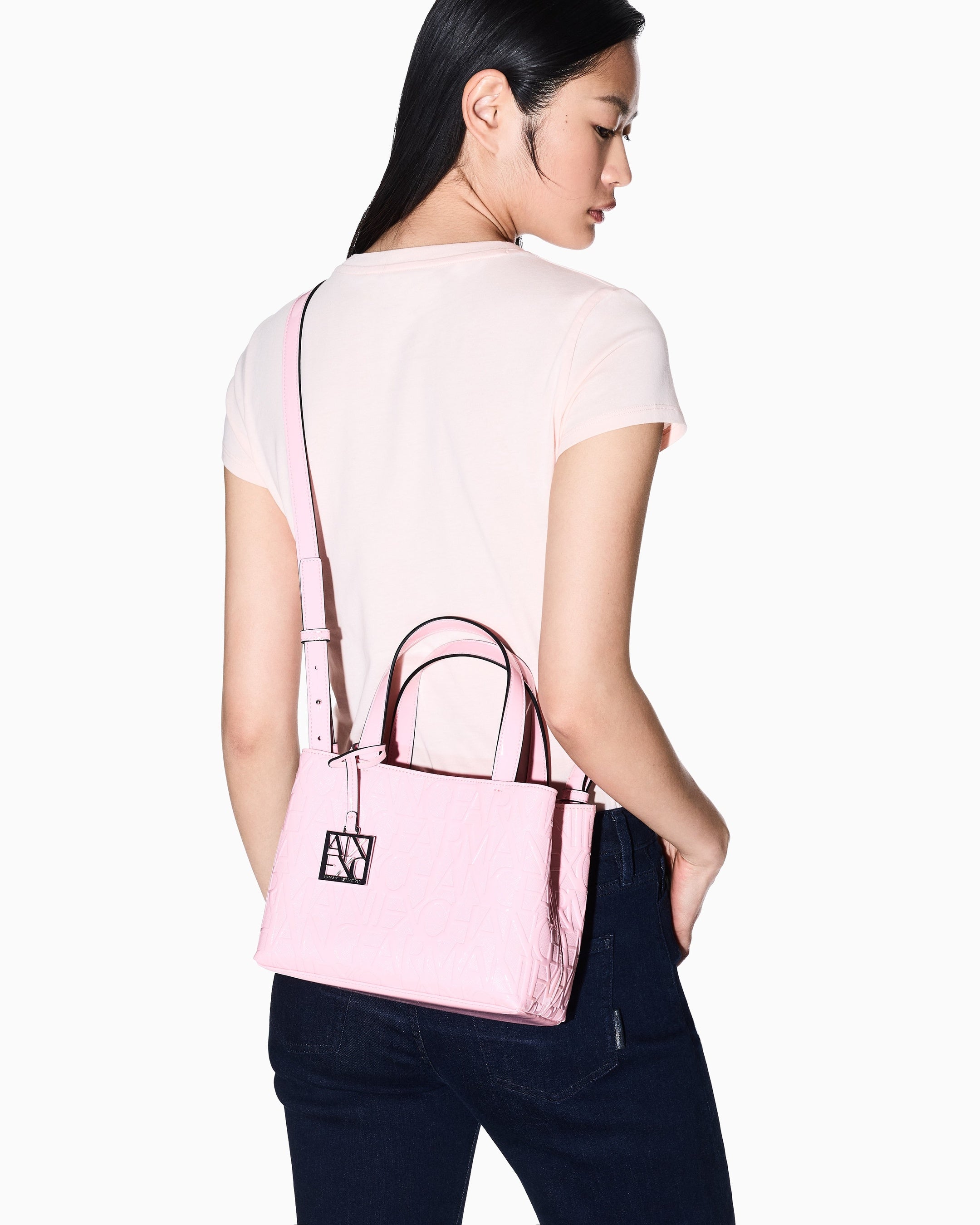 AX｜アルマーニ エクスチェンジ】アイコニックなバッグがモダンに