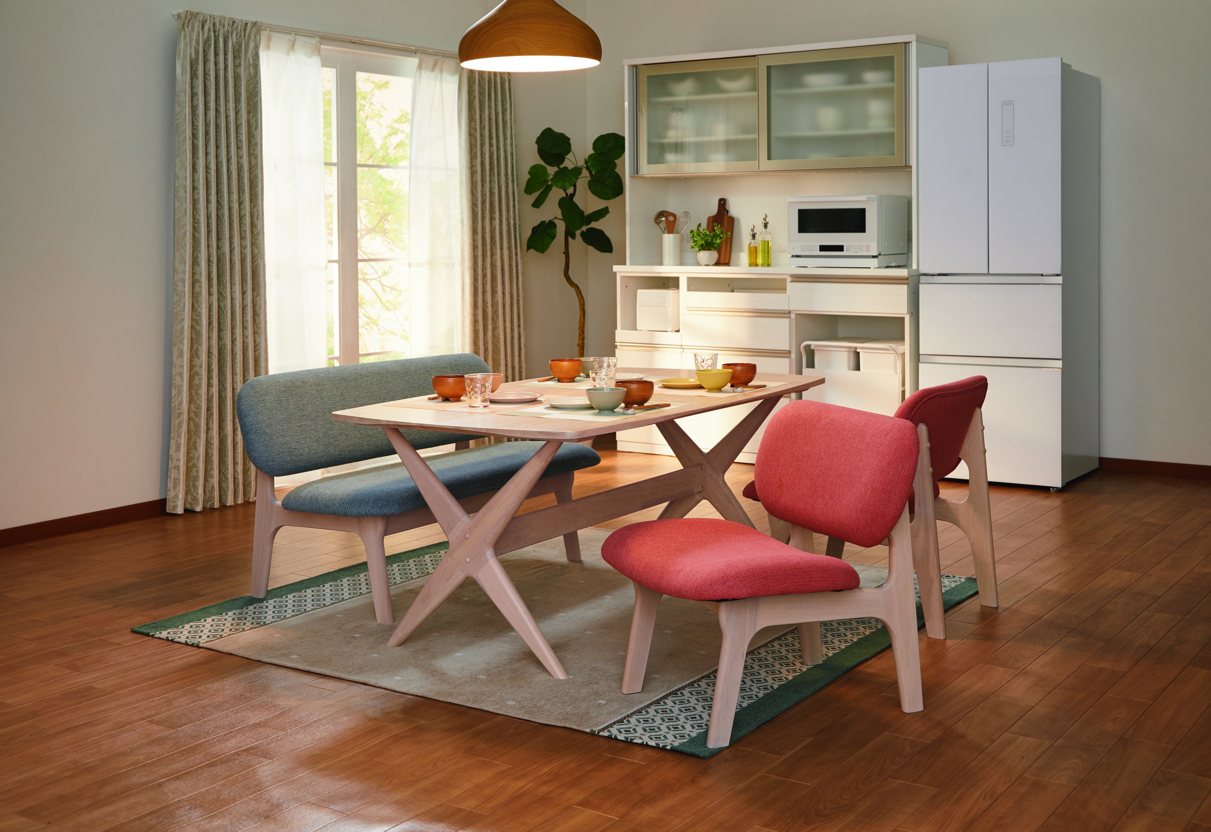 人気のダイニングチェア「リラックスワイド」がカラーバリエーション