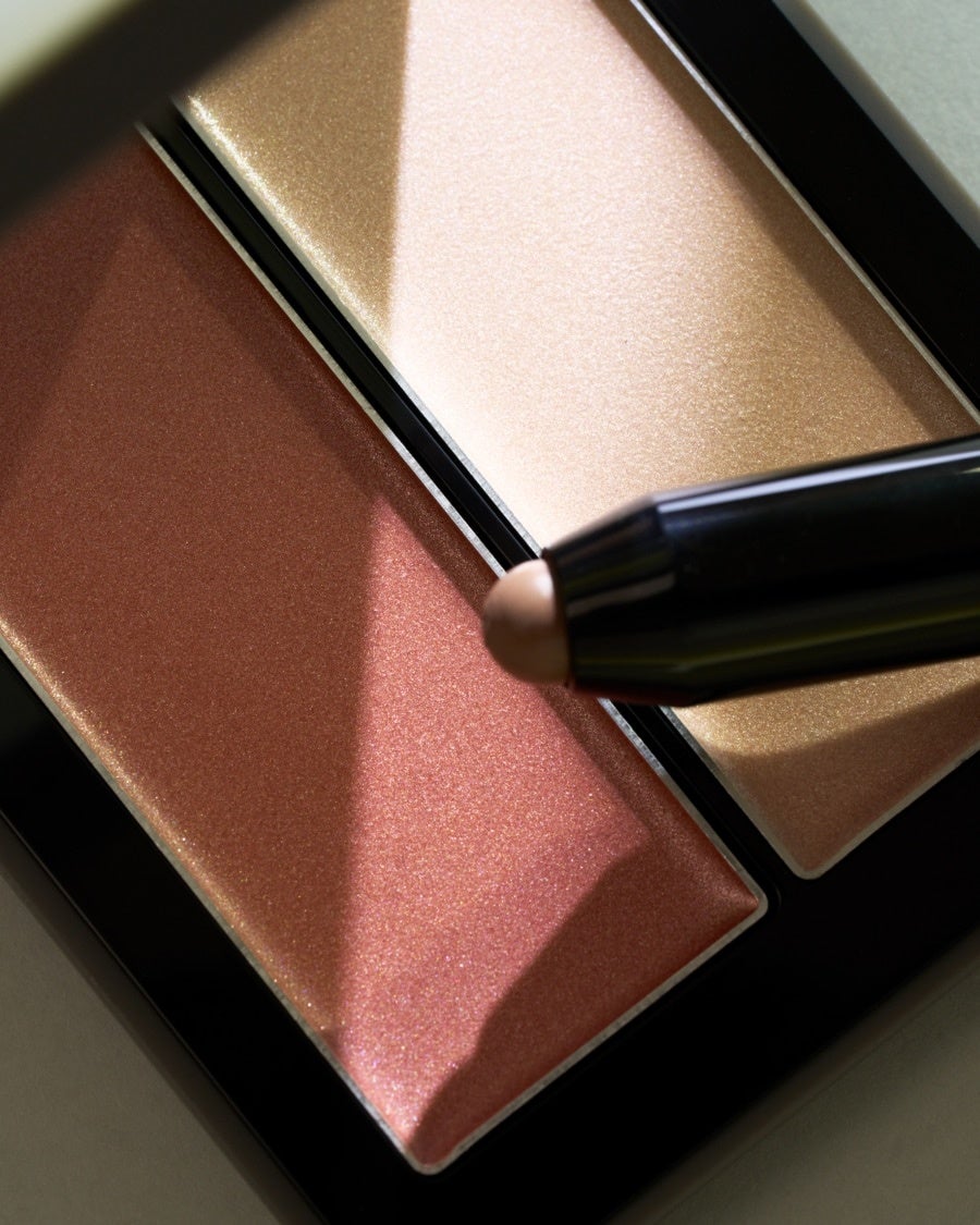 THREEのベストセラー「シマリング グロー デュオ」が16年の時を経て初