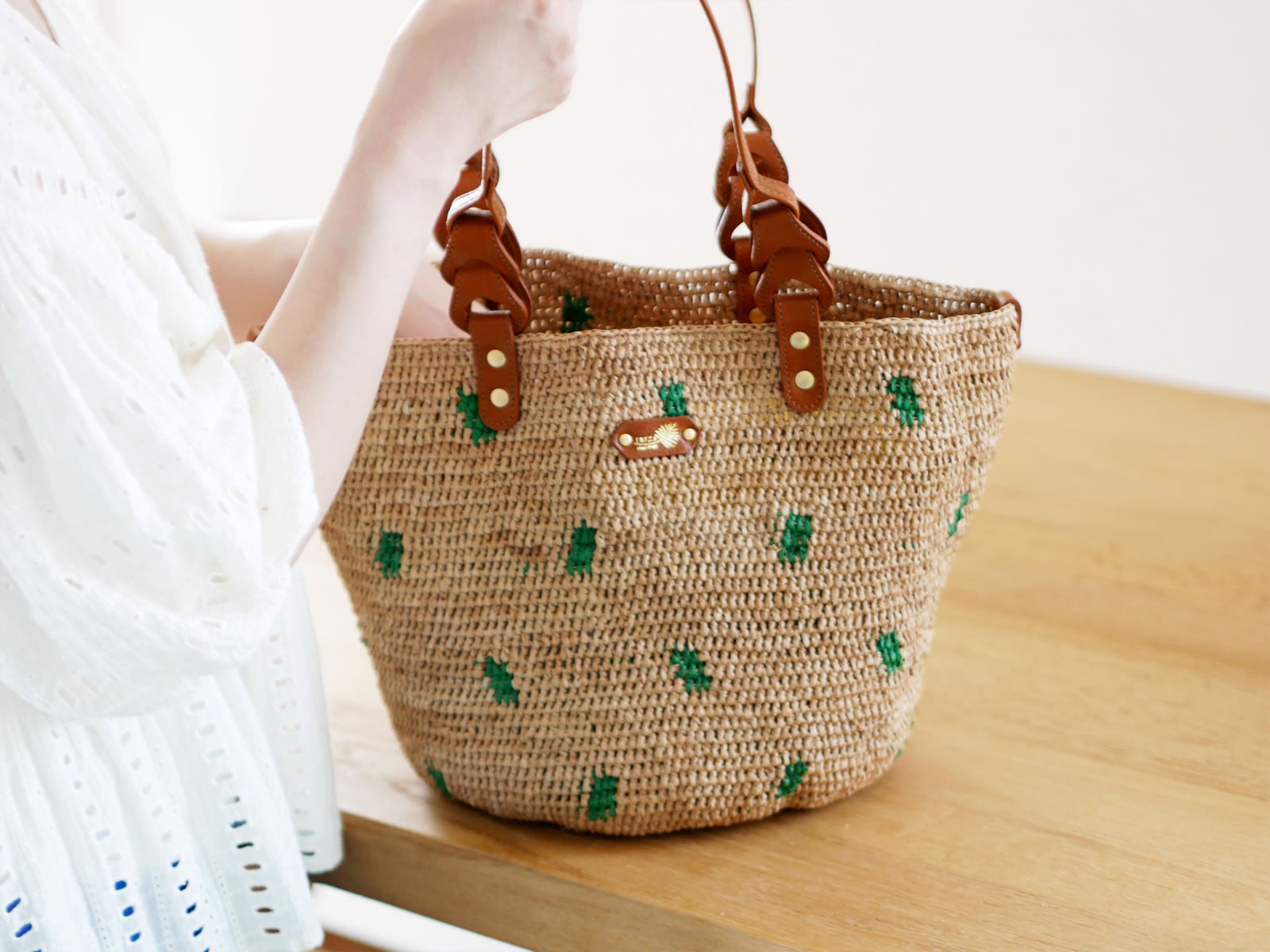 イビサ夏の定番「ラフィアバッグ」に、ドット柄がさりげなく効いた