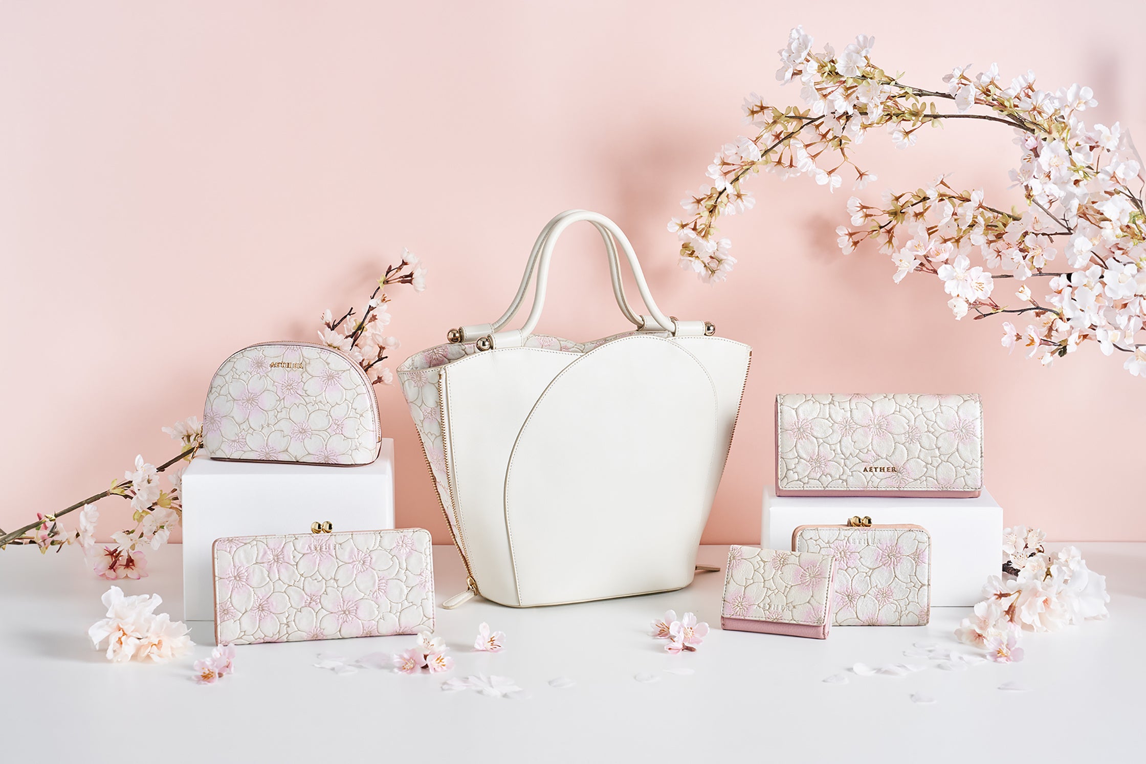 土屋鞄製造所が展開する「花」をモチーフにしたレザーブランドAETHER