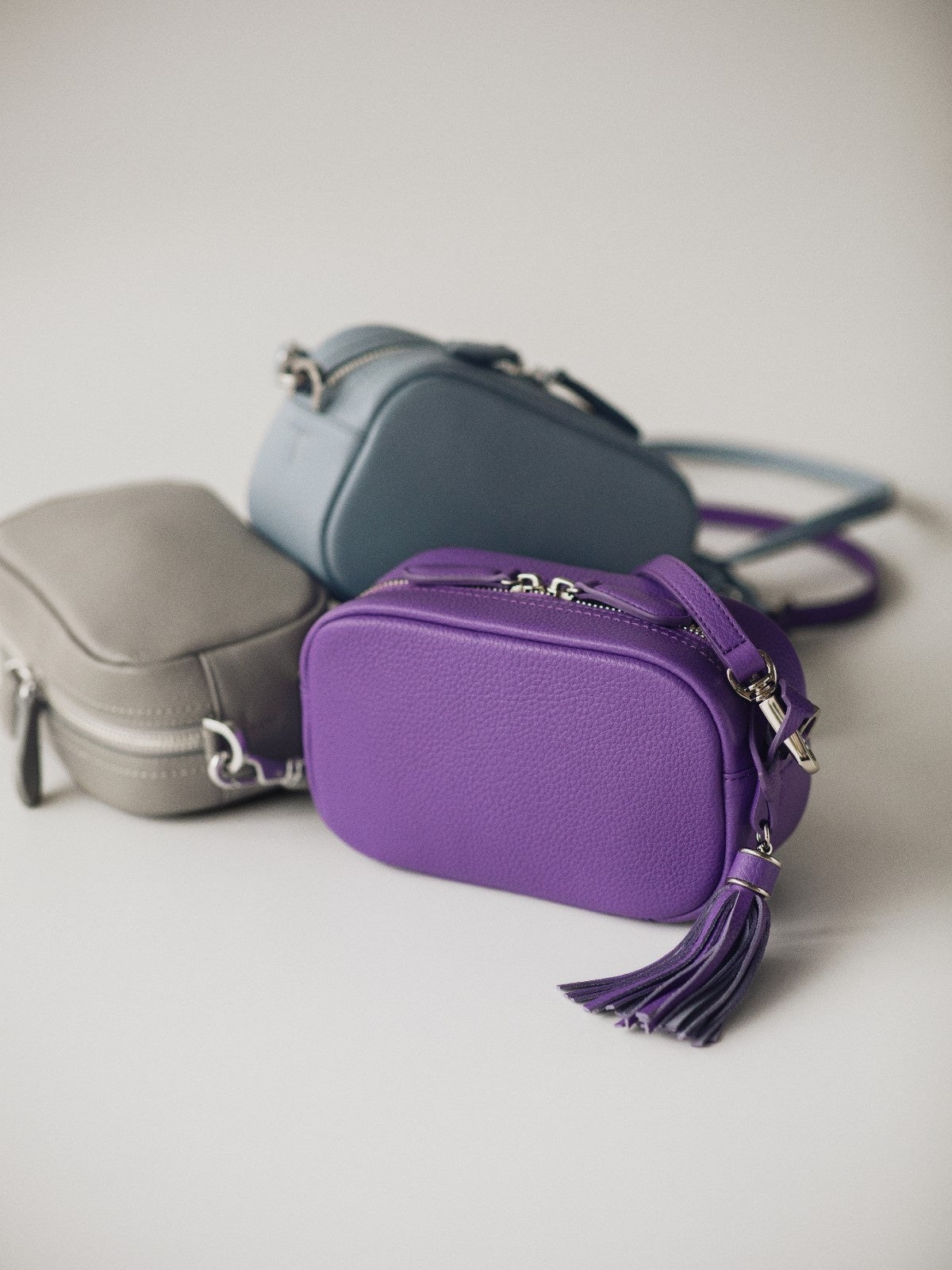 土屋鞄、秋冬の装いを明るくする限定色の鞄・小物と新型のコンパクト