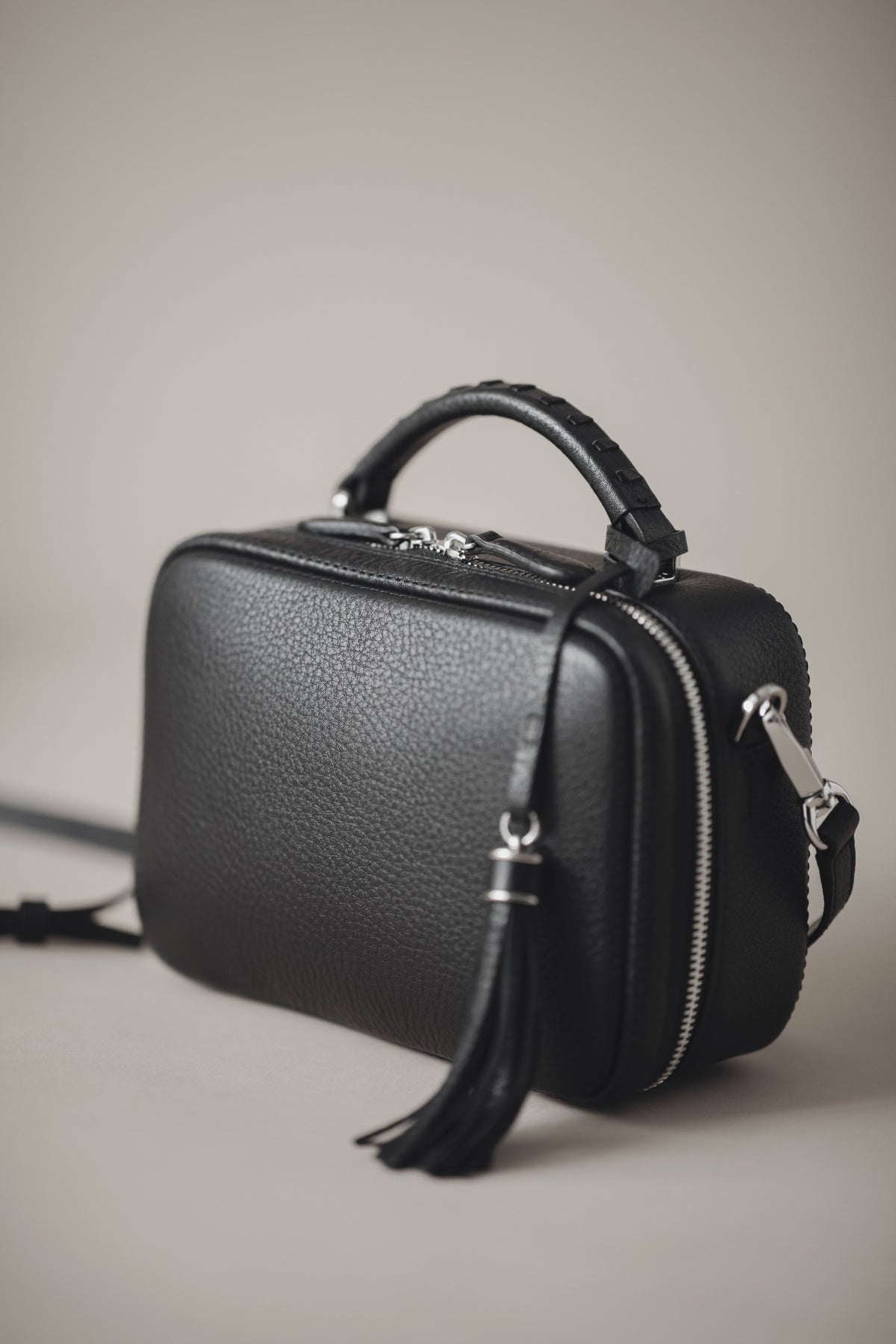 土屋鞄のロングセラー「クラルテ」にリュクスな印象をまとった新色