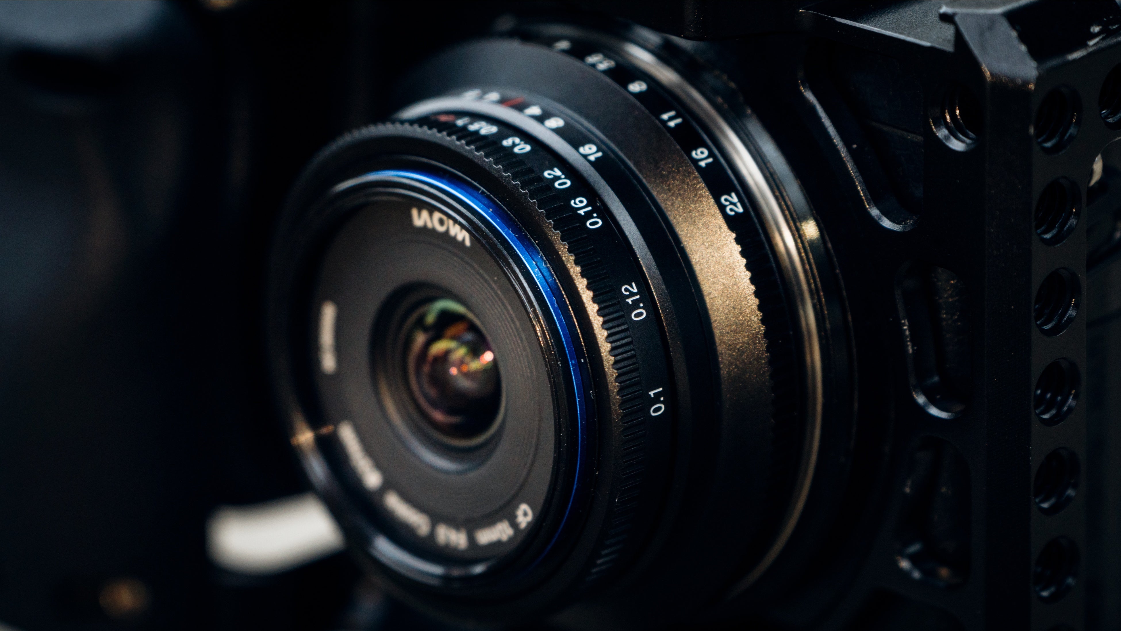 APS-Cミラーレスカメラ用非魚眼レンズとして世界で最も広角(※1)なパン