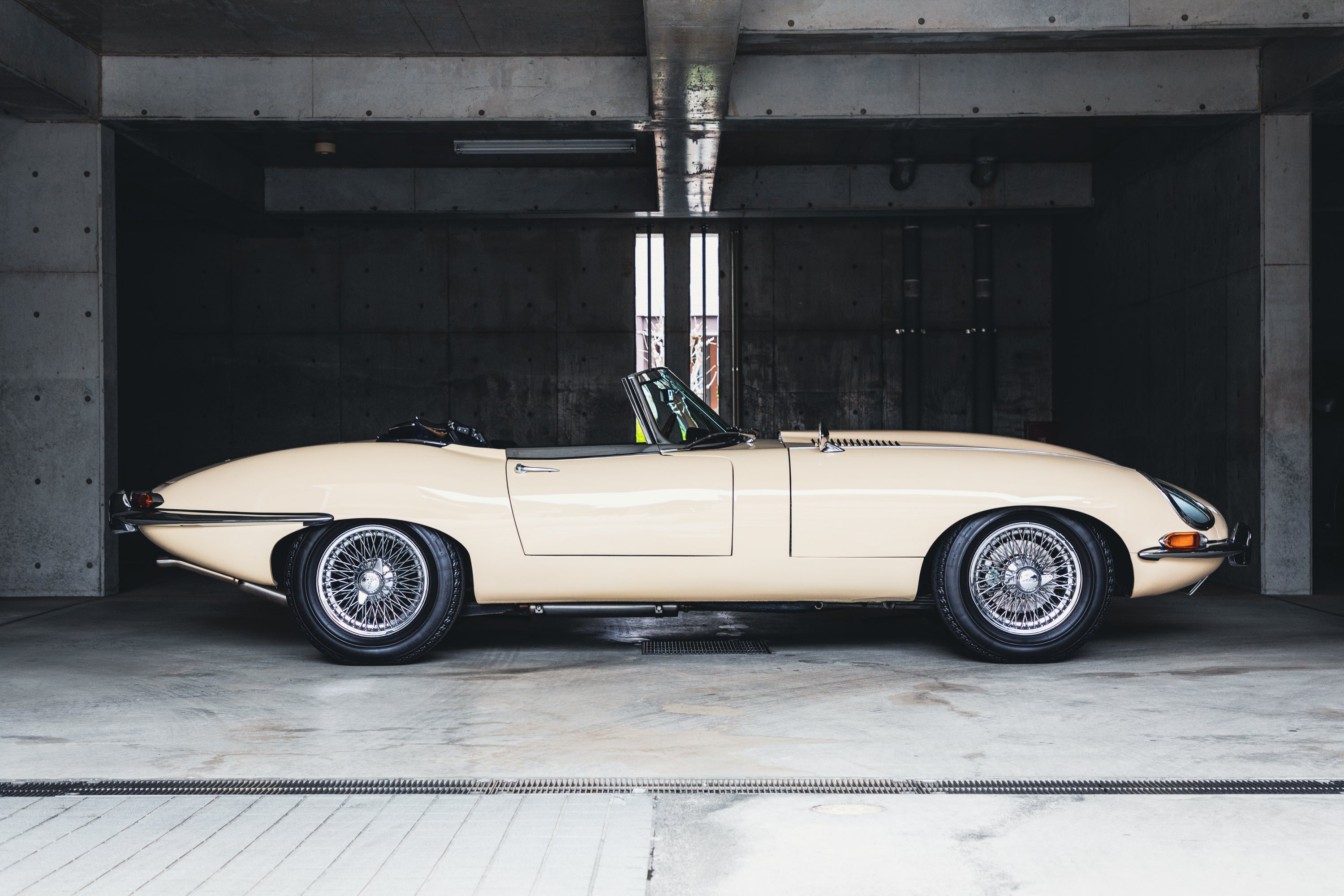 世界一美しい車”Jaguar E-Typeを356万円で所有できる！代官山蔦屋書店