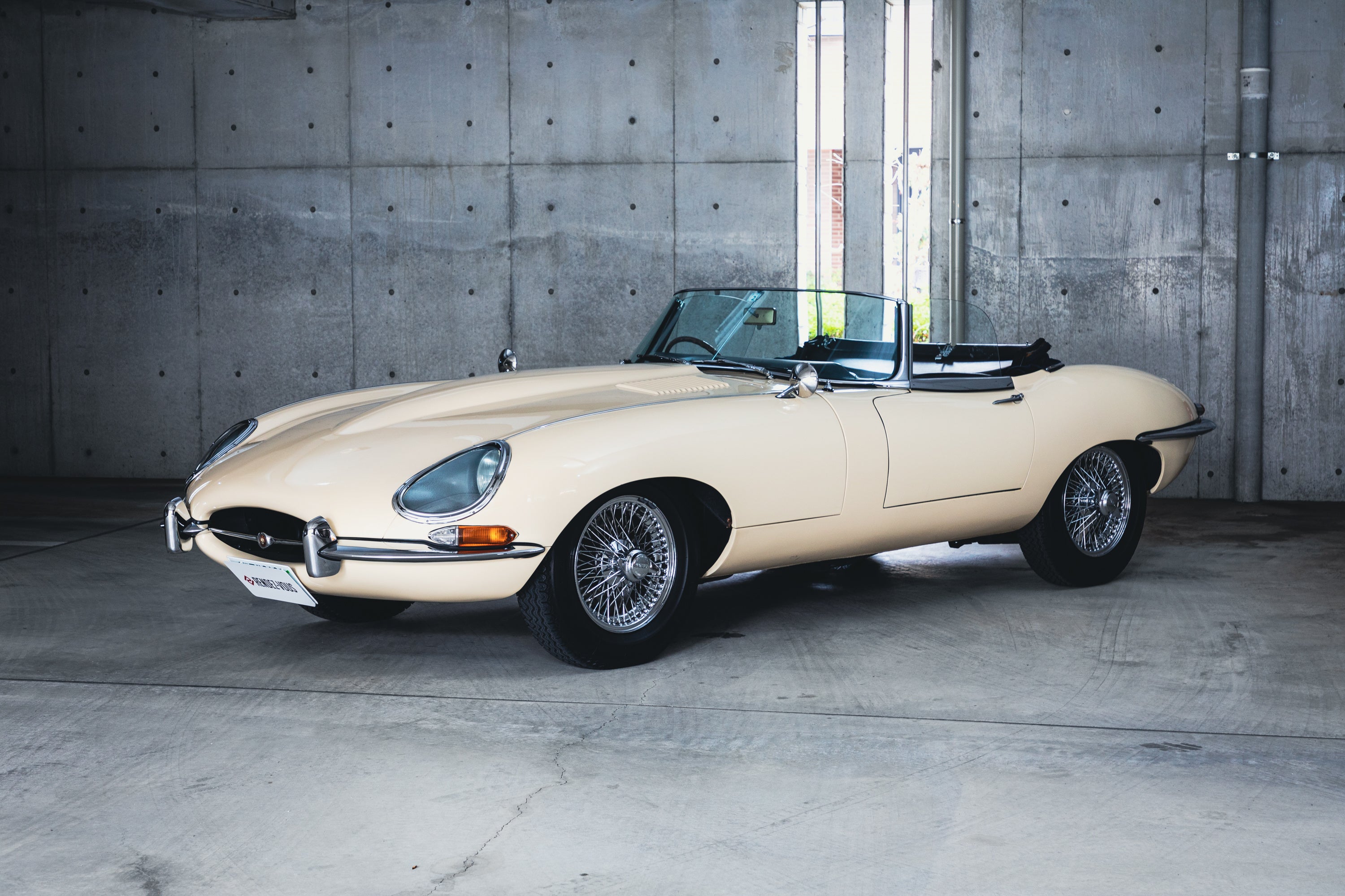 世界一美しい車”Jaguar E-Typeを356万円で所有できる！代官山蔦屋書店