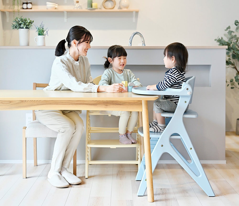 子育てに彩りを添えるカラフルなベビーチェア「アッフル ソルベ チェア