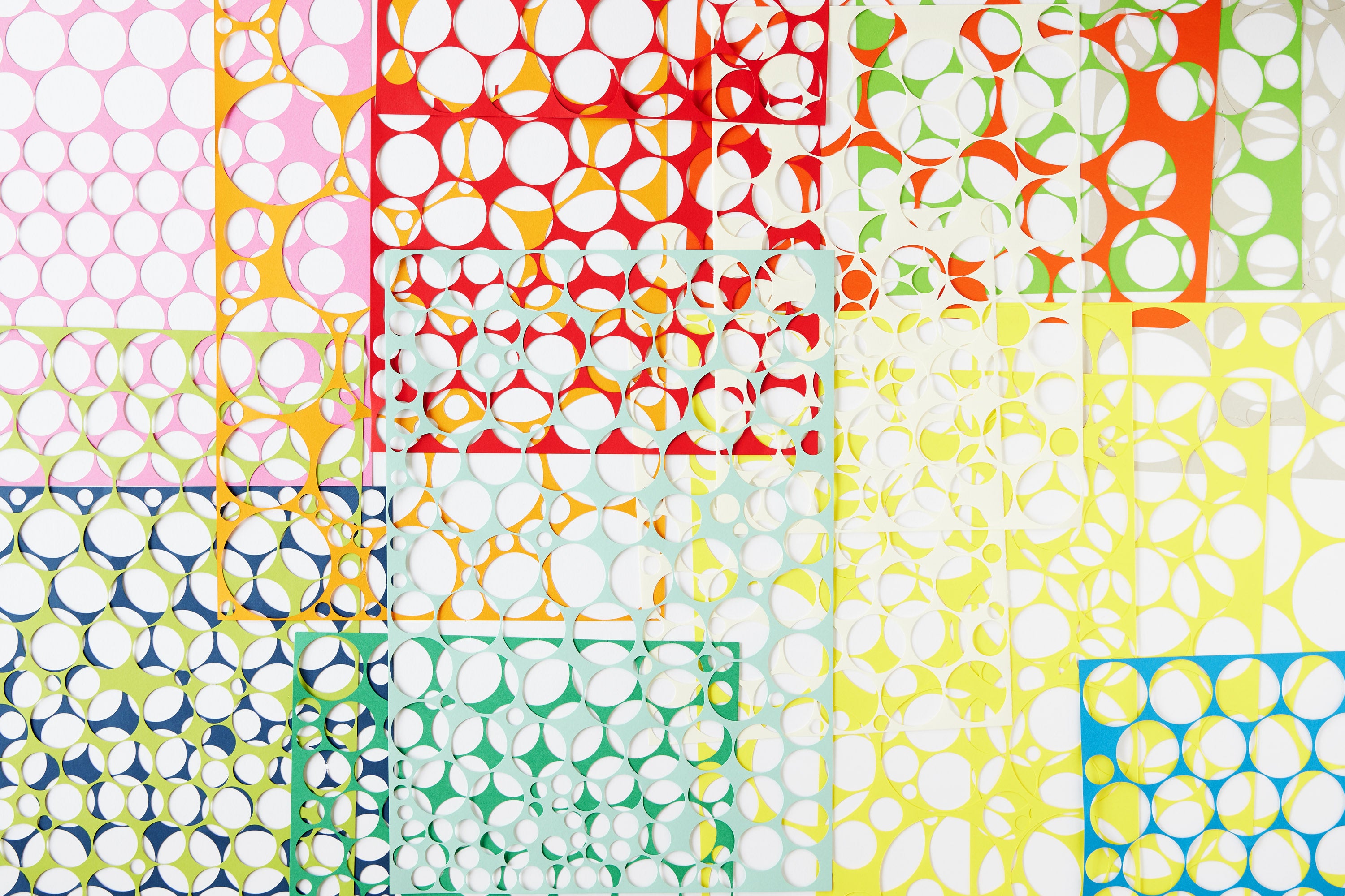 紙の専門商社 竹尾】ファインペーパーから生まれた手乗りペット「PÉPET