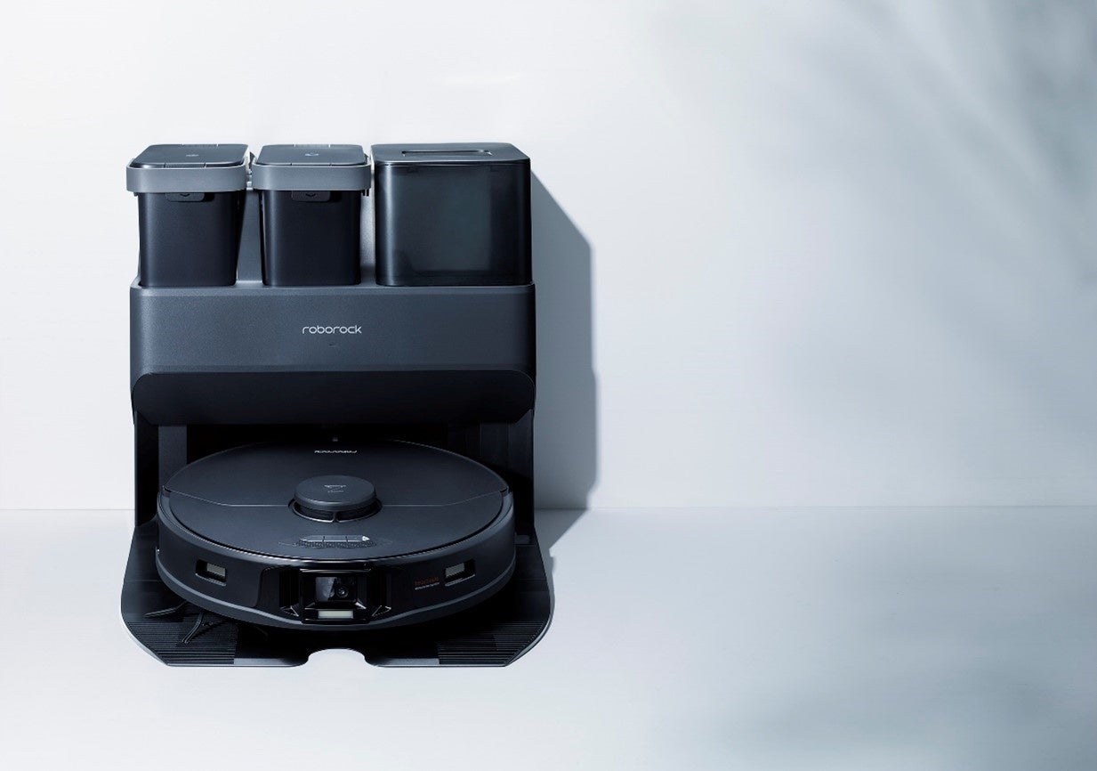 高い清掃力と回避性能に加え、モップ洗浄・給水・ゴミ収集を全自動化