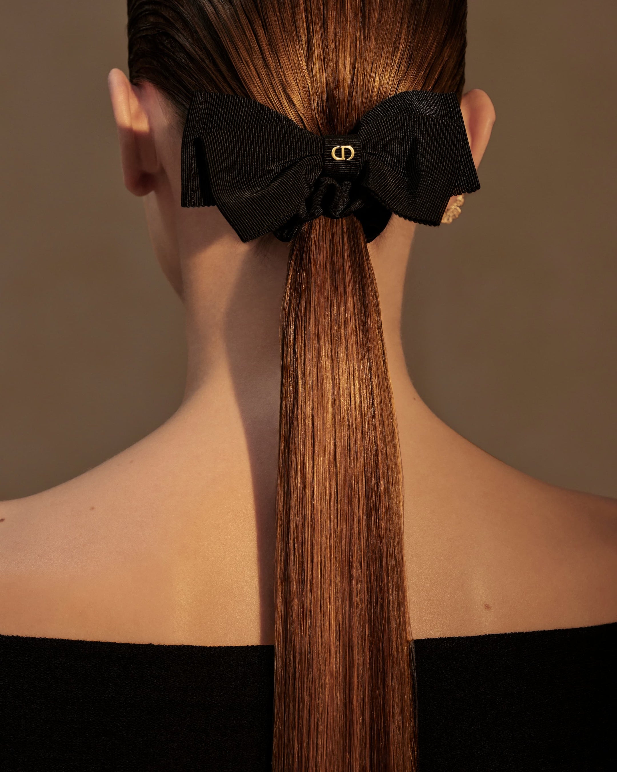 DIOR】2025年フォール コレクションから新作のヘアアクセサリーが登場