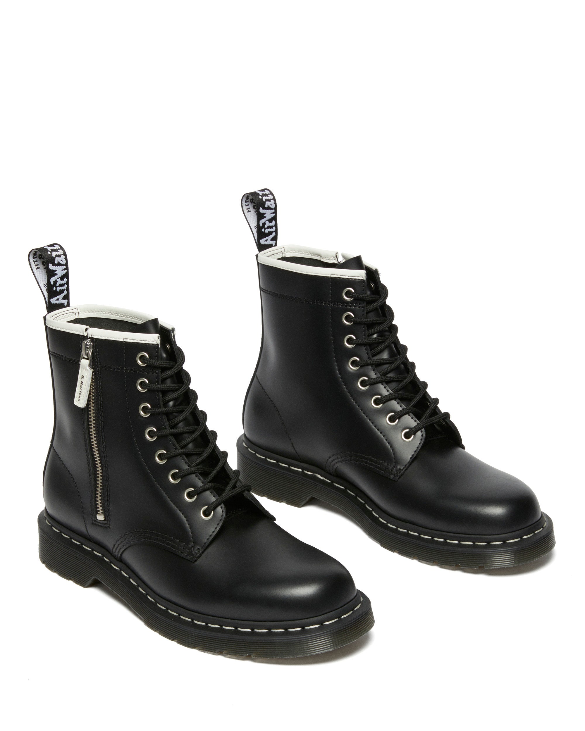 Dr. Martens から日本限定モデルを含む 秋の最新作「ホワイトステッチ