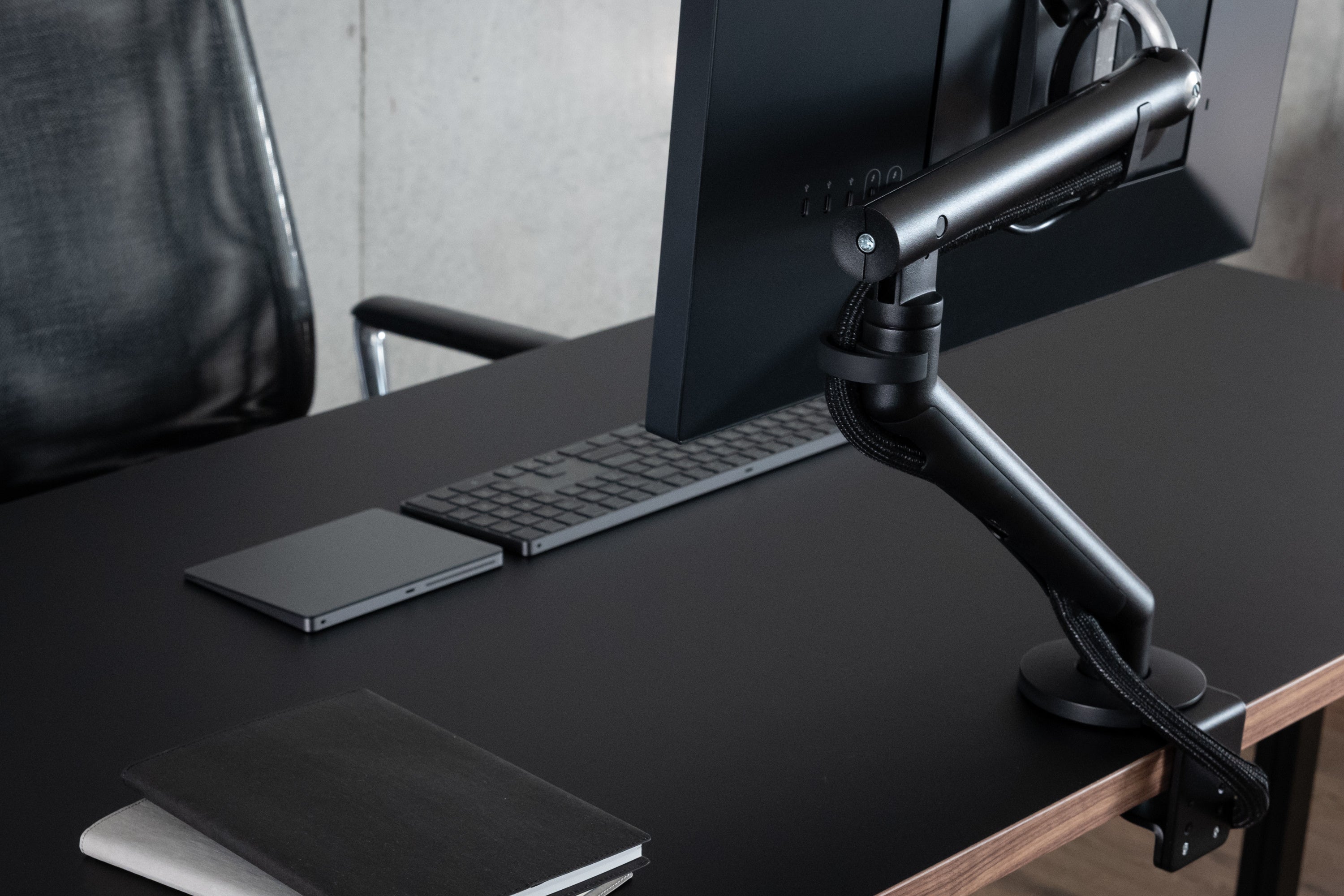 PREDUCTSよりハーマンミラーのモニターアーム『Flo Monitor Arm』を