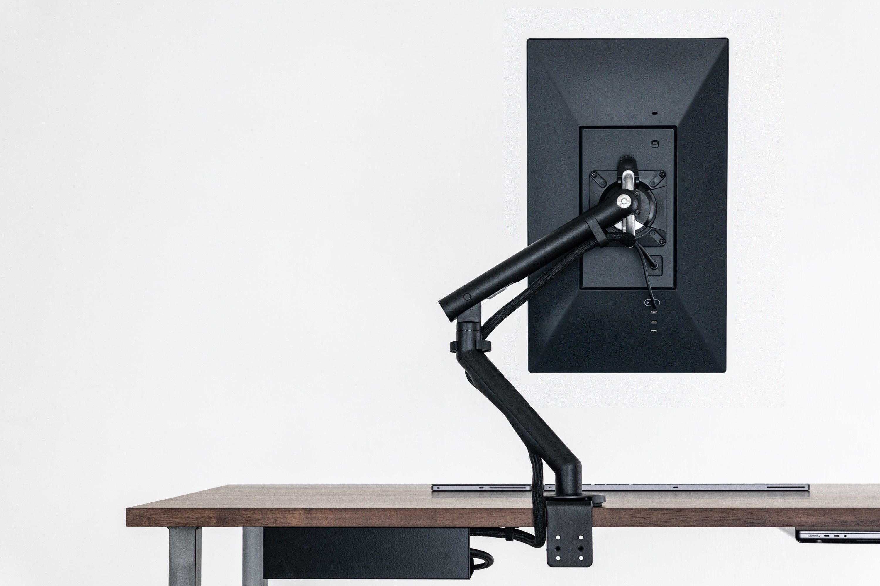 PREDUCTSよりハーマンミラーのモニターアーム『Flo Monitor Arm』を