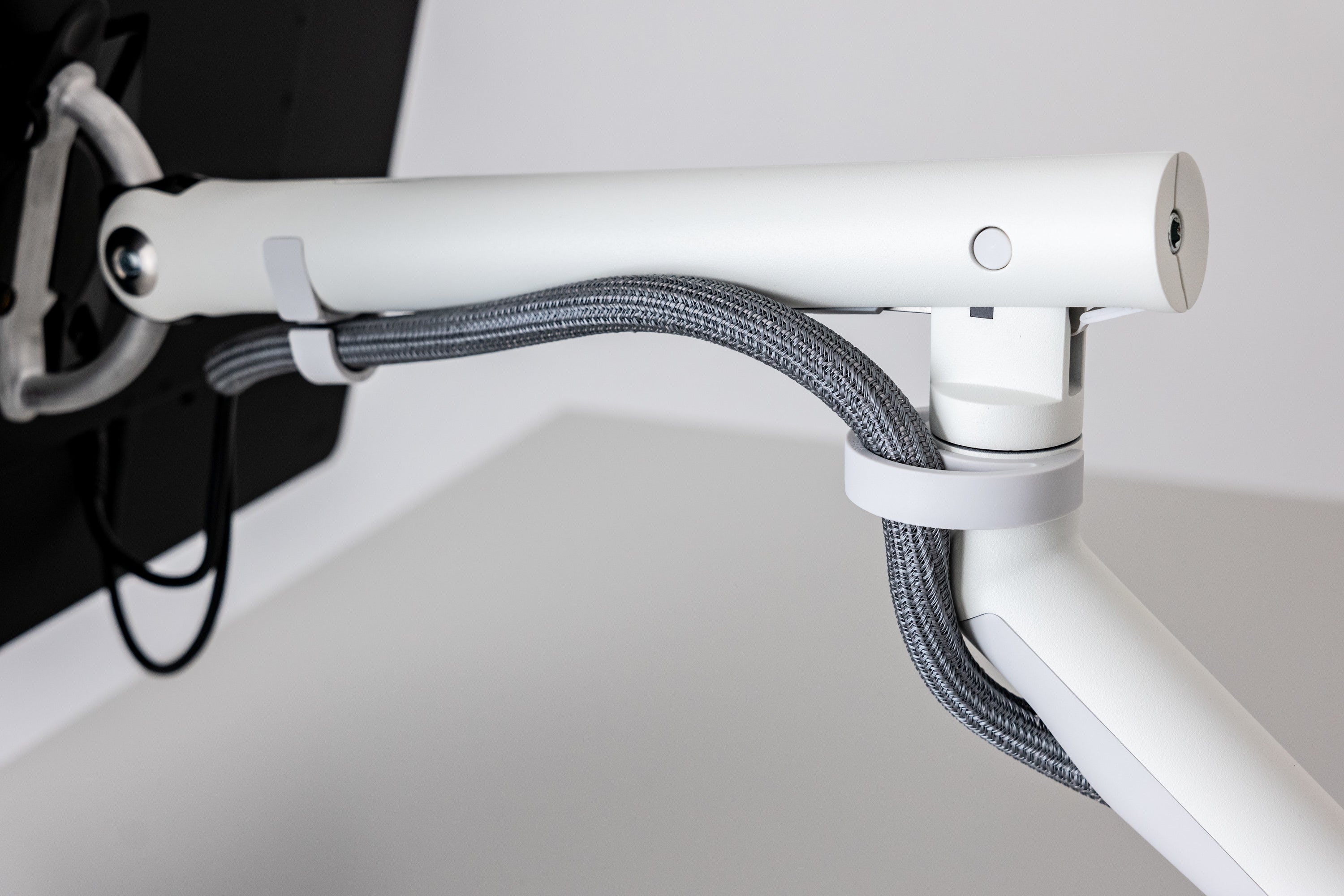 PREDUCTSよりハーマンミラーのモニターアーム『Flo Monitor Arm (White
