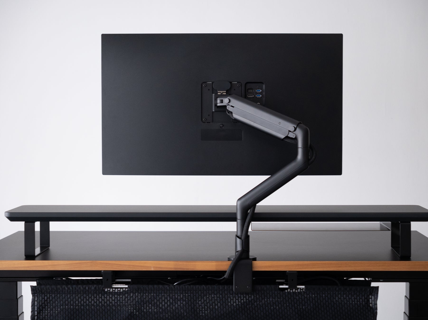 PREDUCTS：デスクシェルフに最適化したモニターアーム「PREDUCTS