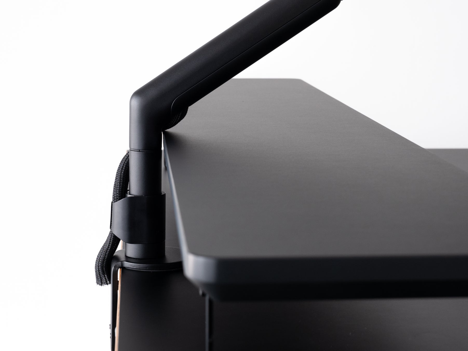 PREDUCTS：デスクシェルフに最適化したモニターアーム「PREDUCTS