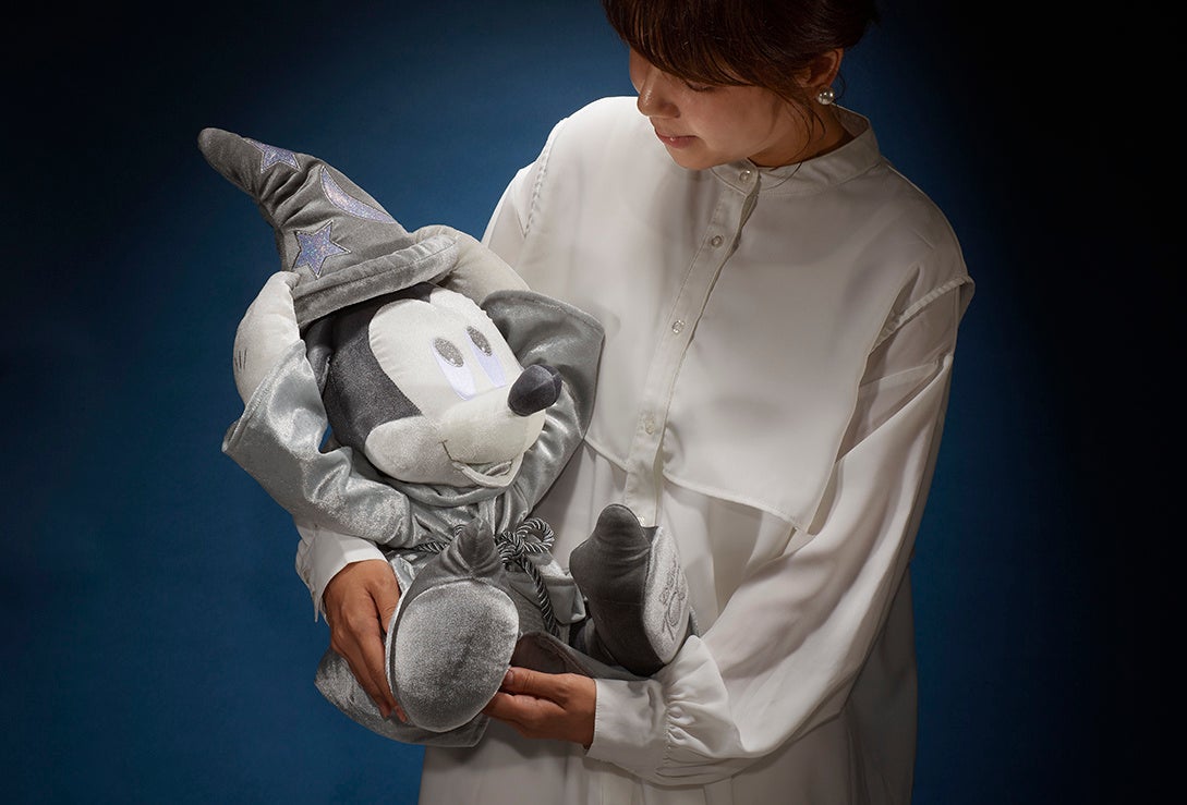 ディズニー創立100周年をお祝いする大きくて特別なぬいぐるみ