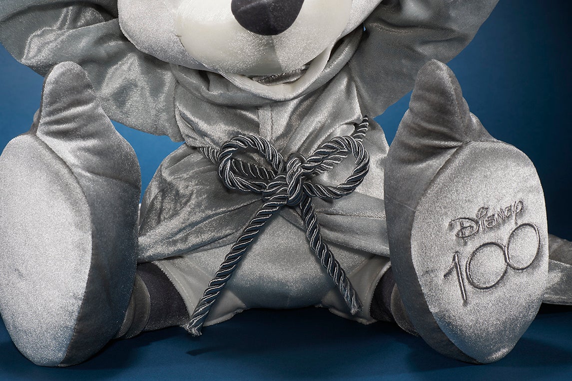 ディズニー創立100周年をお祝いする大きくて特別なぬいぐるみ