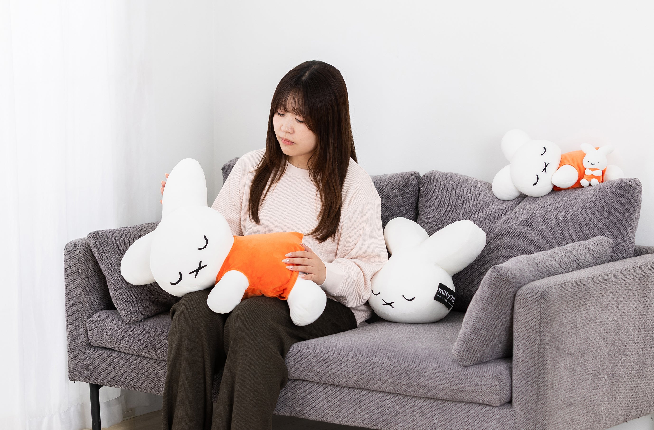 ミッフィーの寝姿が、抱き心地もボリュームも満点のぬいぐるみになって