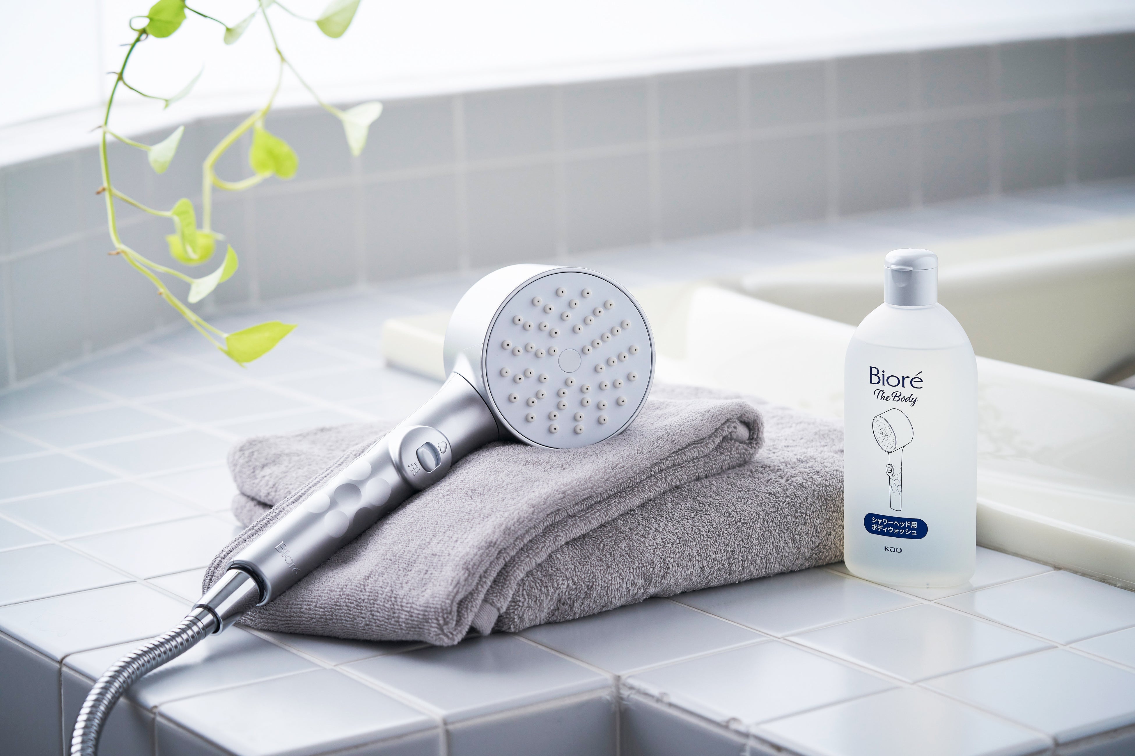 浴びるだけ、全身洗える まさつゼロ発想『ビオレ ザ ボディ 泡で出て