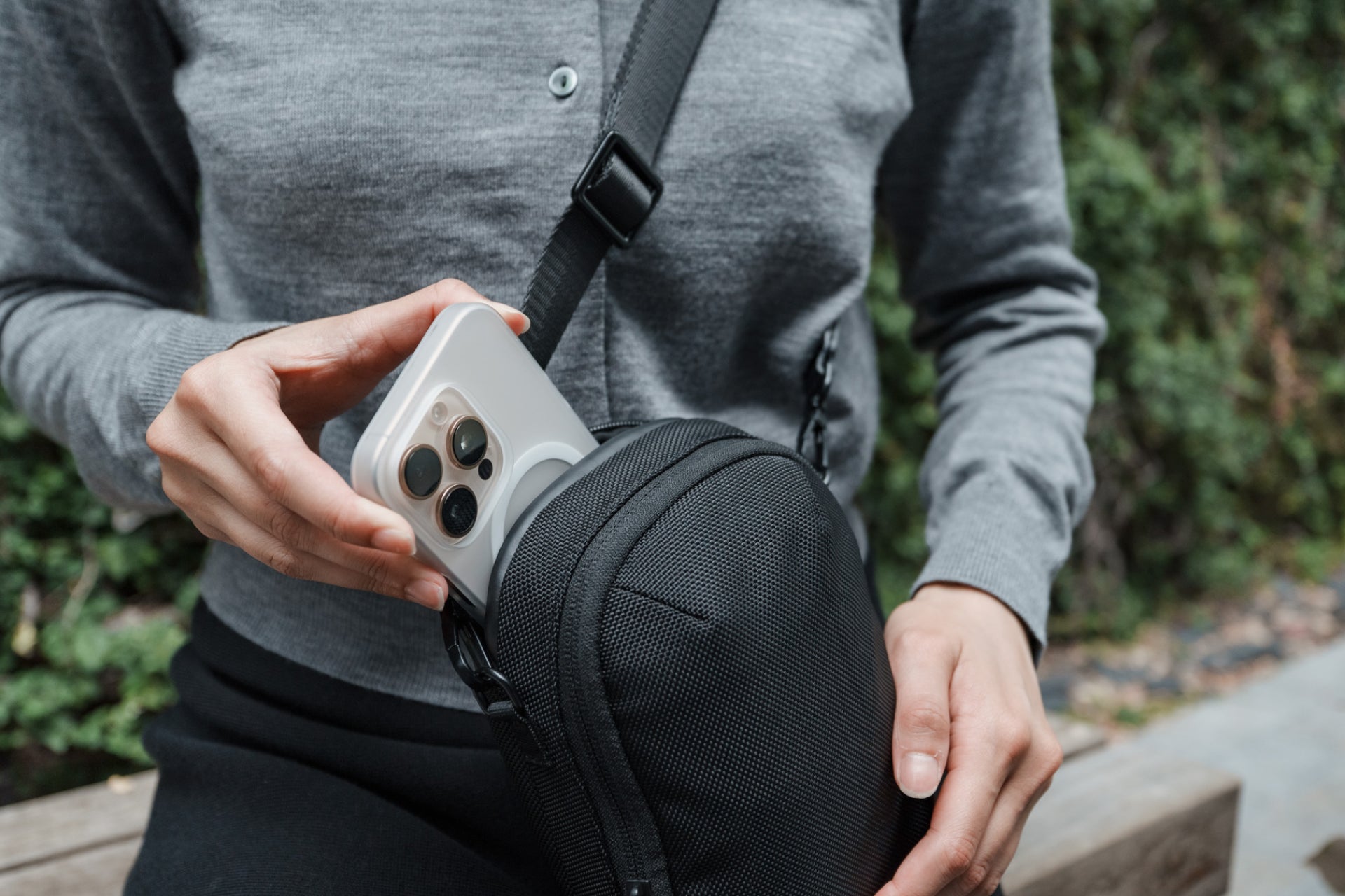 Ergofinite、軽さで日々を自由にする軽量スマホポーチ「THE TOKYO